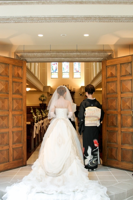 家族婚は挙式のみでもOK？披露宴なしのメリットと当日の流れ