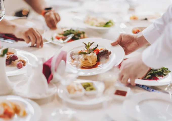 家族挙式と会食をセットで行う魅力｜少人数でも会話が弾むプランとは