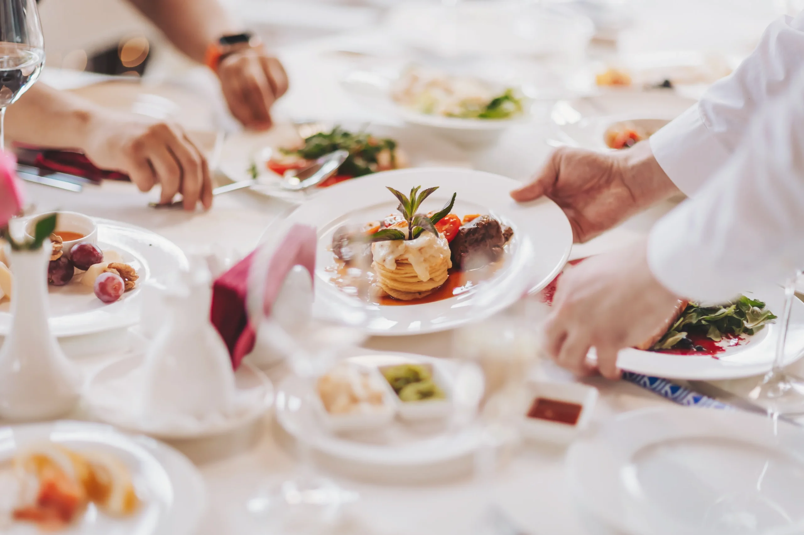 家族挙式と会食をセットで行う魅力｜少人数でも会話が弾むプランとは