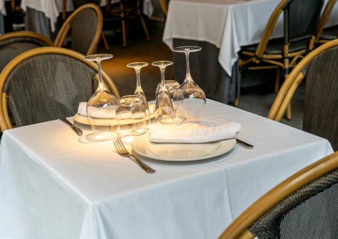 家族婚に友達を呼んでもいい？招待範囲の決め方と事前の伝え方