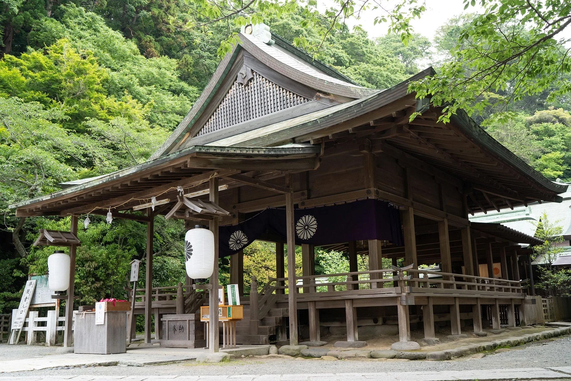 開放的な拝殿と厳かな御本殿から選べる