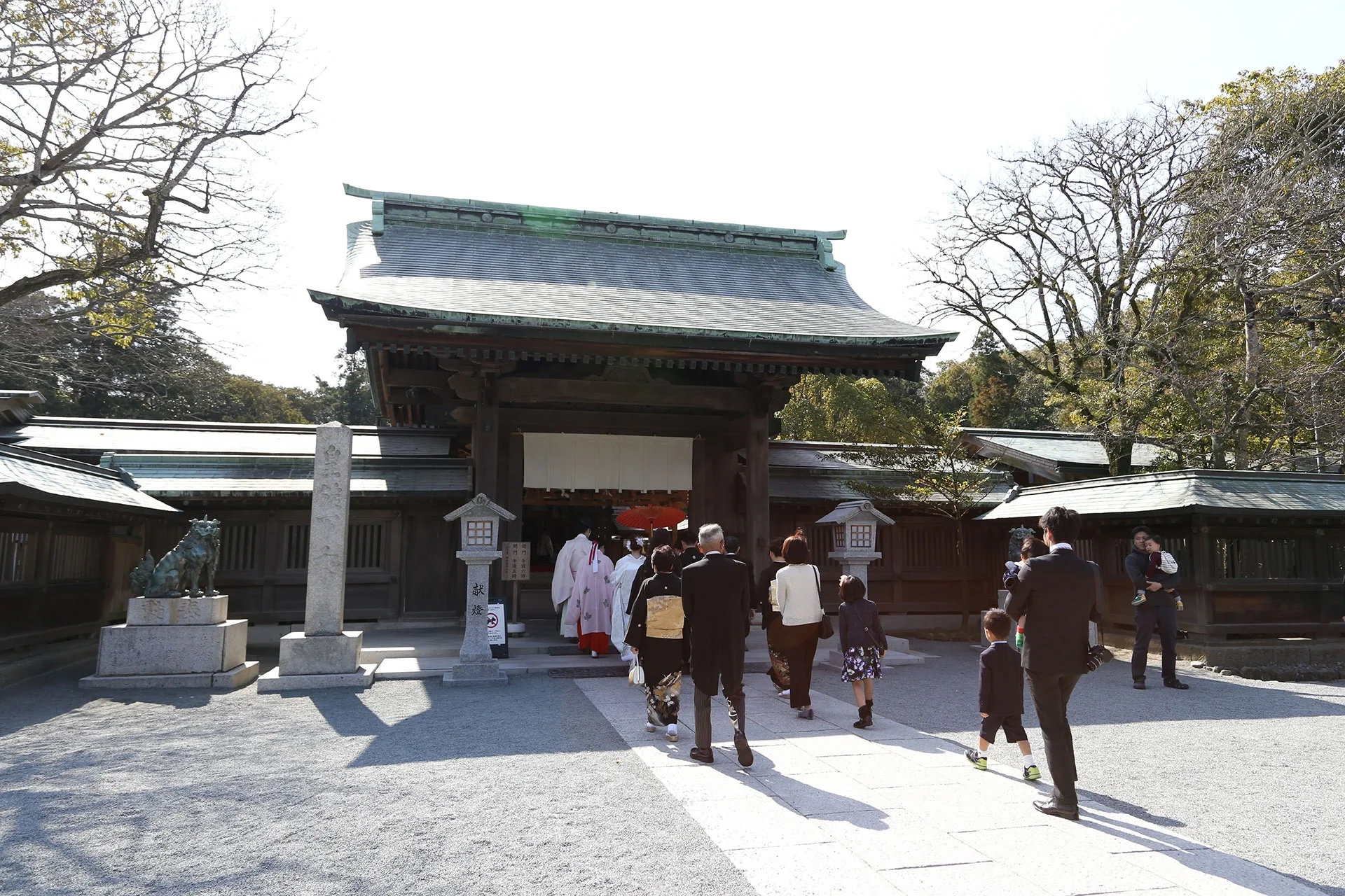 風情ある太鼓橋と池が彩る神前挙式