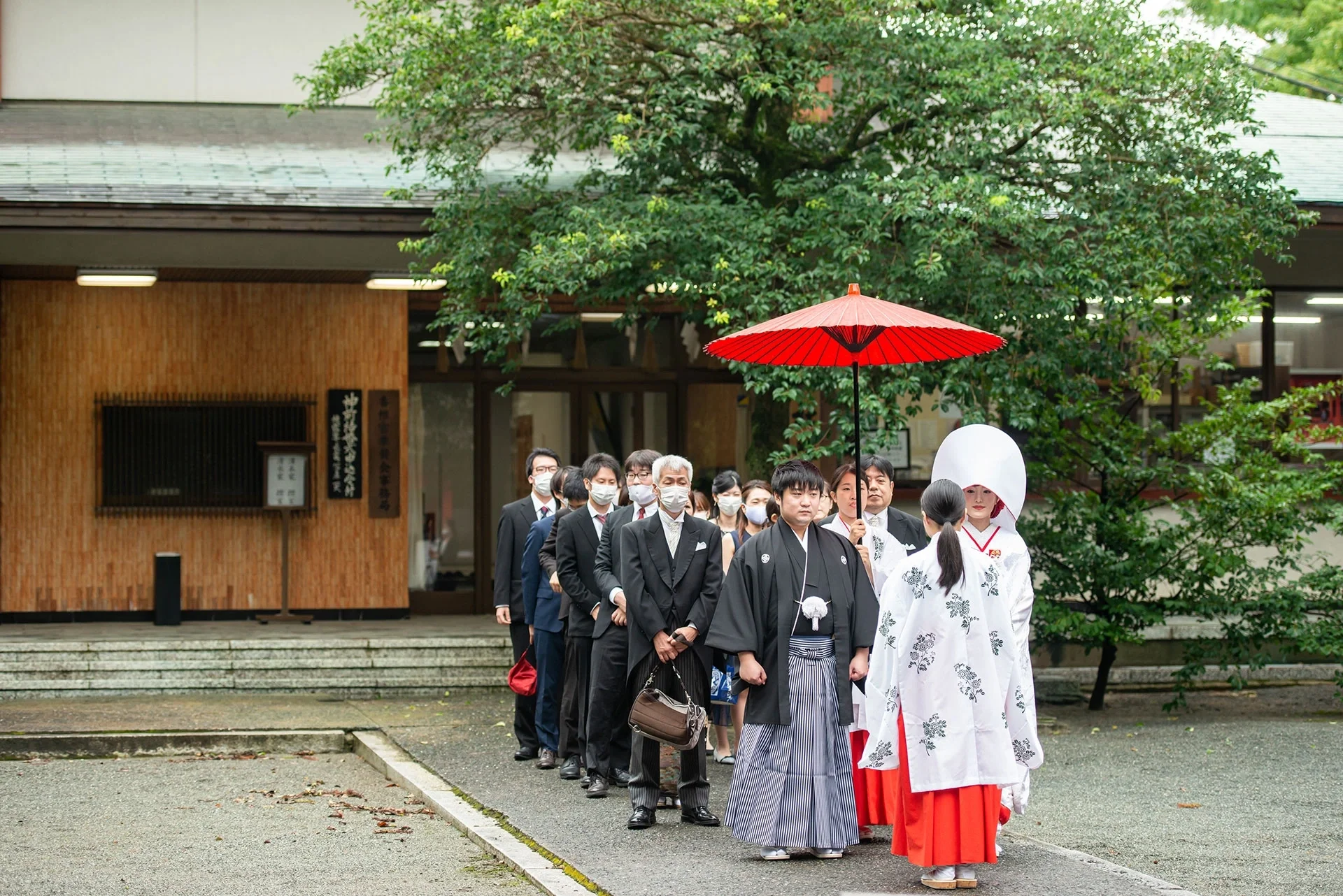 御神木と共に過ごす歴史ある神前式