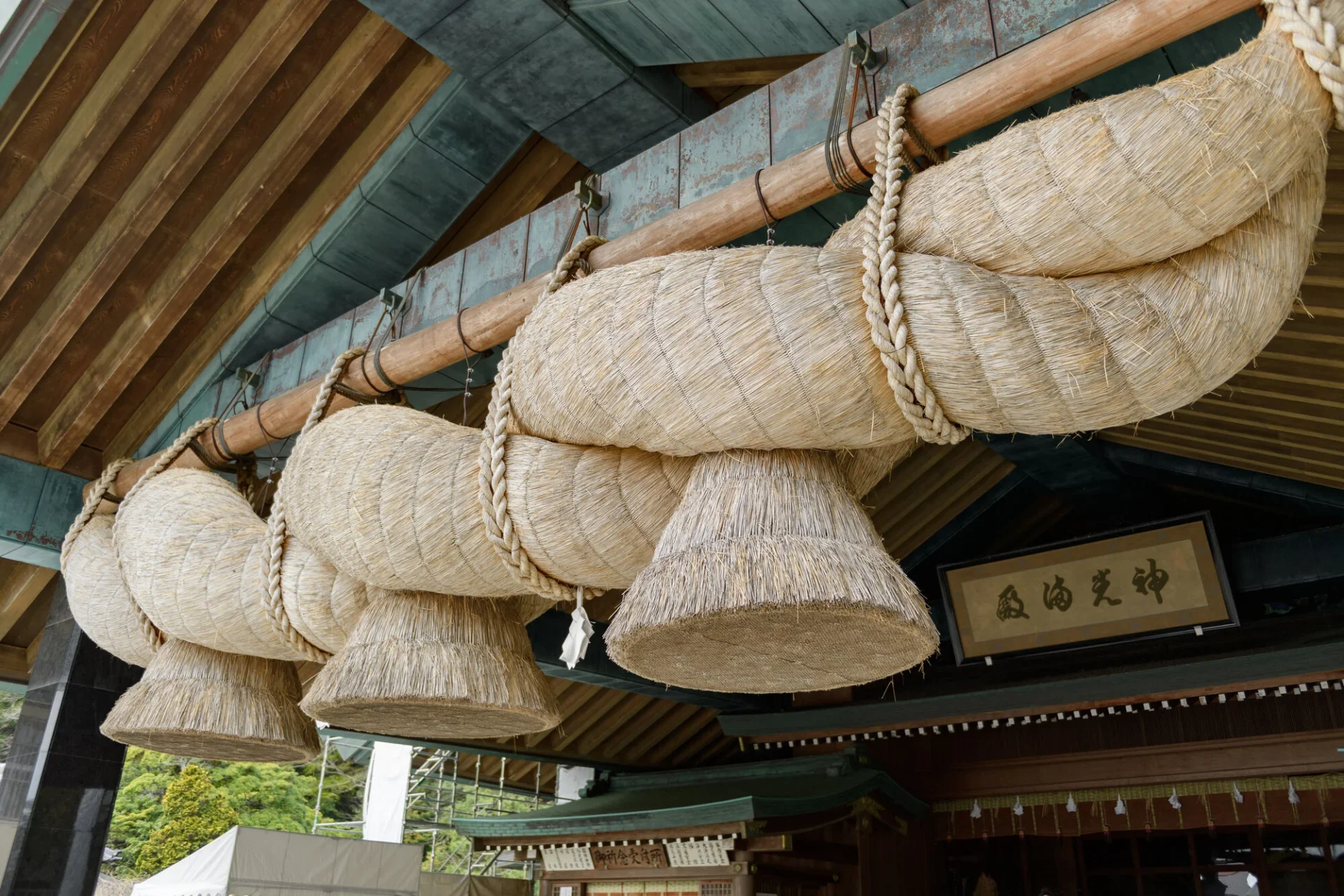 大注連縄が荘厳な伝統ある神殿