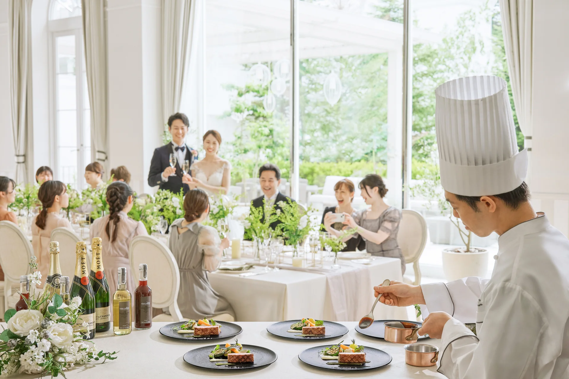 会食は邸宅貸切。ガーデン他撮影スポット多数で、ゲストをおもてなし
