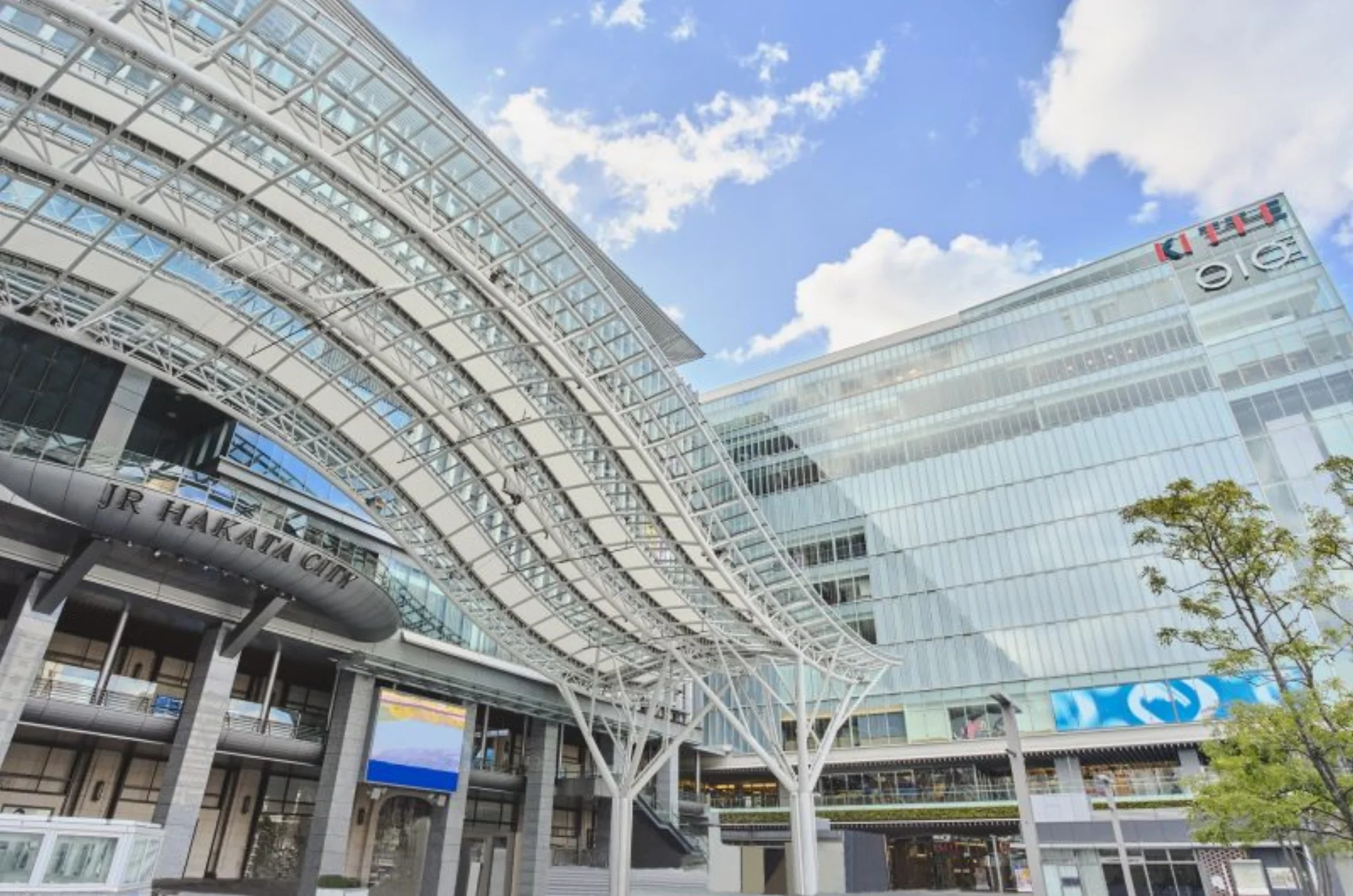 「ザ ストリングス 博多」内。博多駅直結