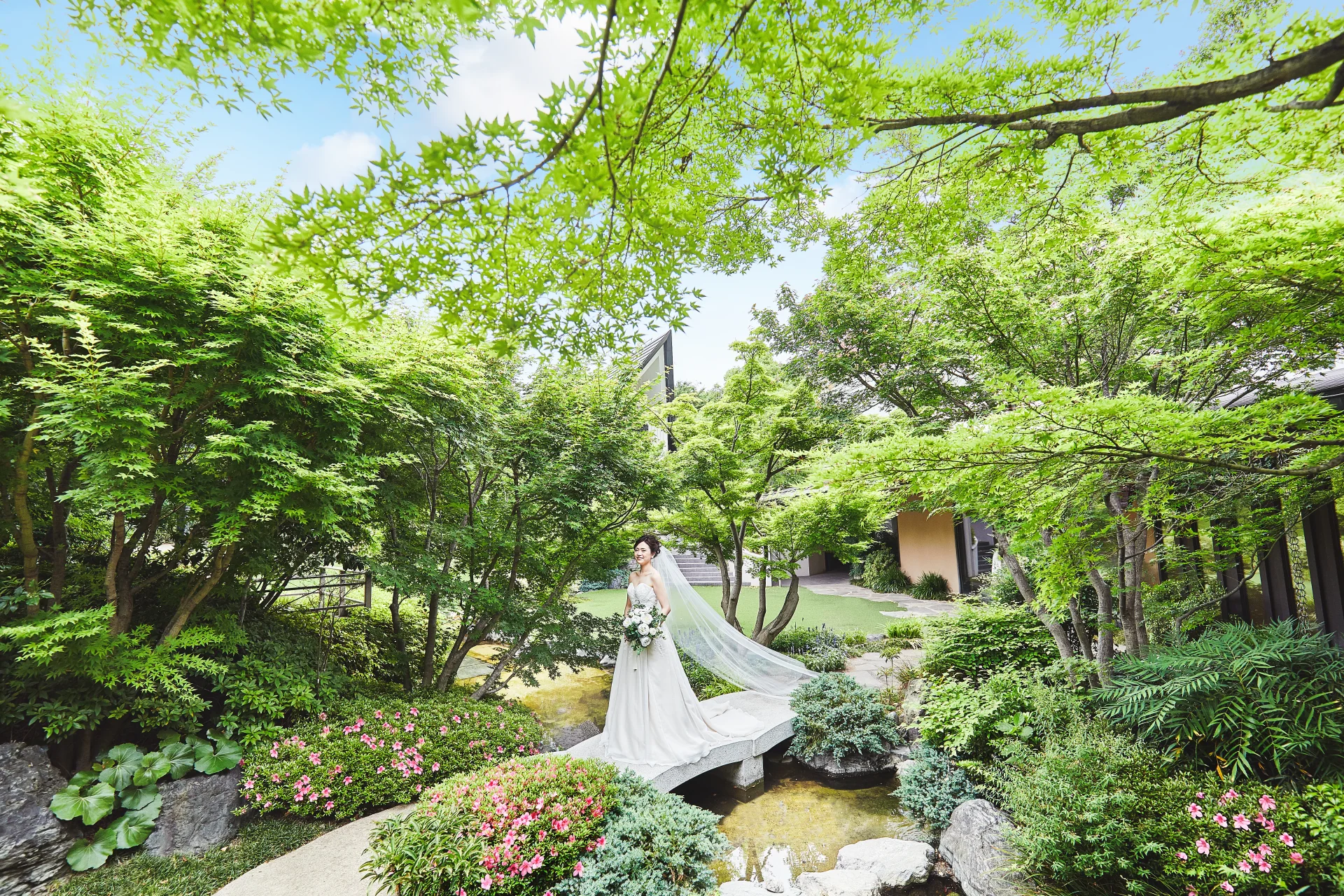 桜や新緑、紅葉など四季折々の美しさを見せる庭園