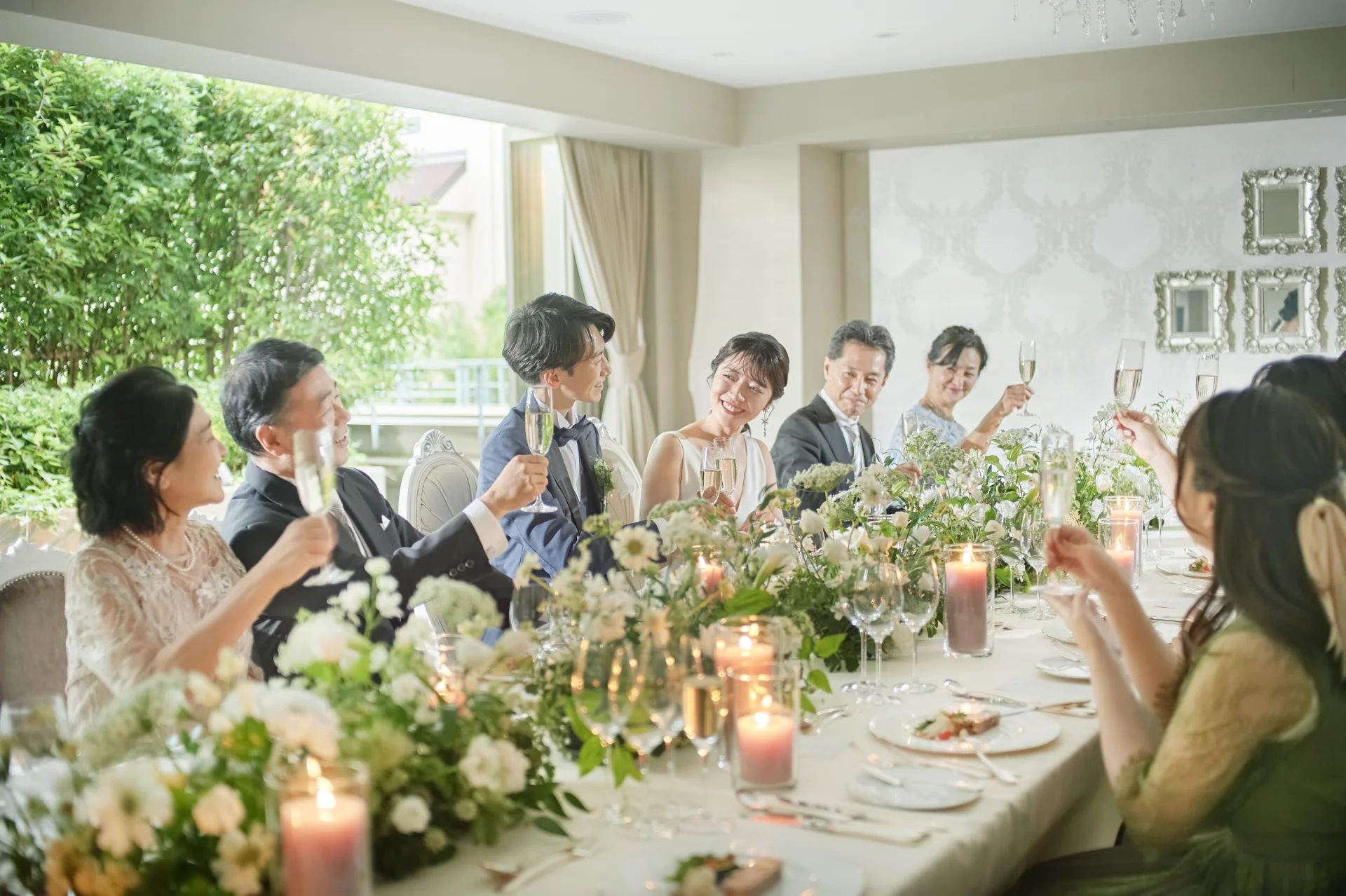 会食会場は大きく窓がとられた明るい会場を貸切に。