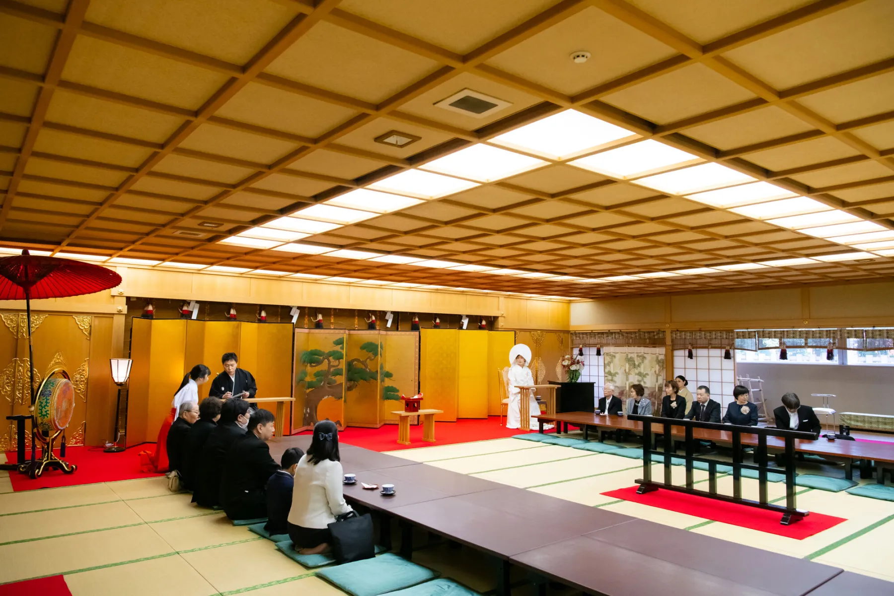 一年中快適な冷暖房完備の本殿と控室