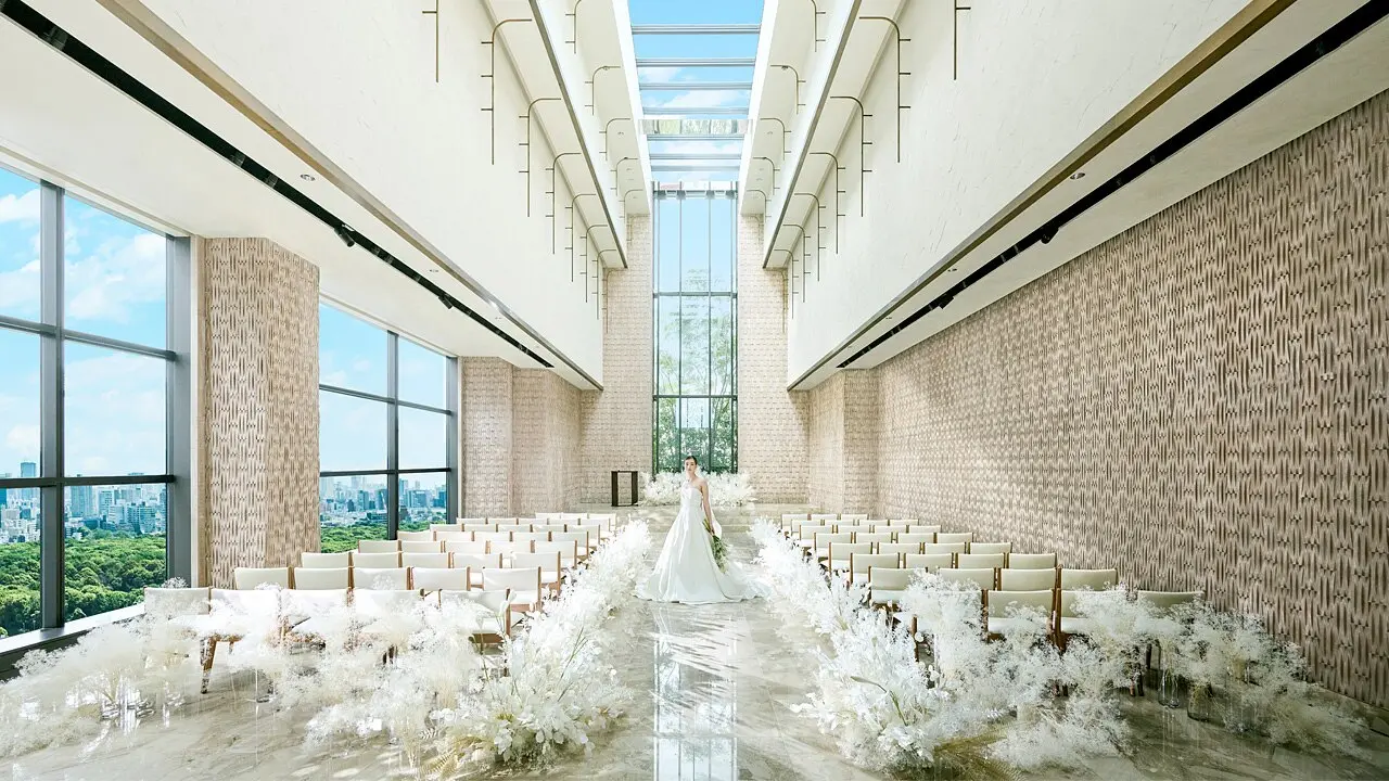 天井高10m、白亜の大理石【洗練のデザイナーズチャペル】