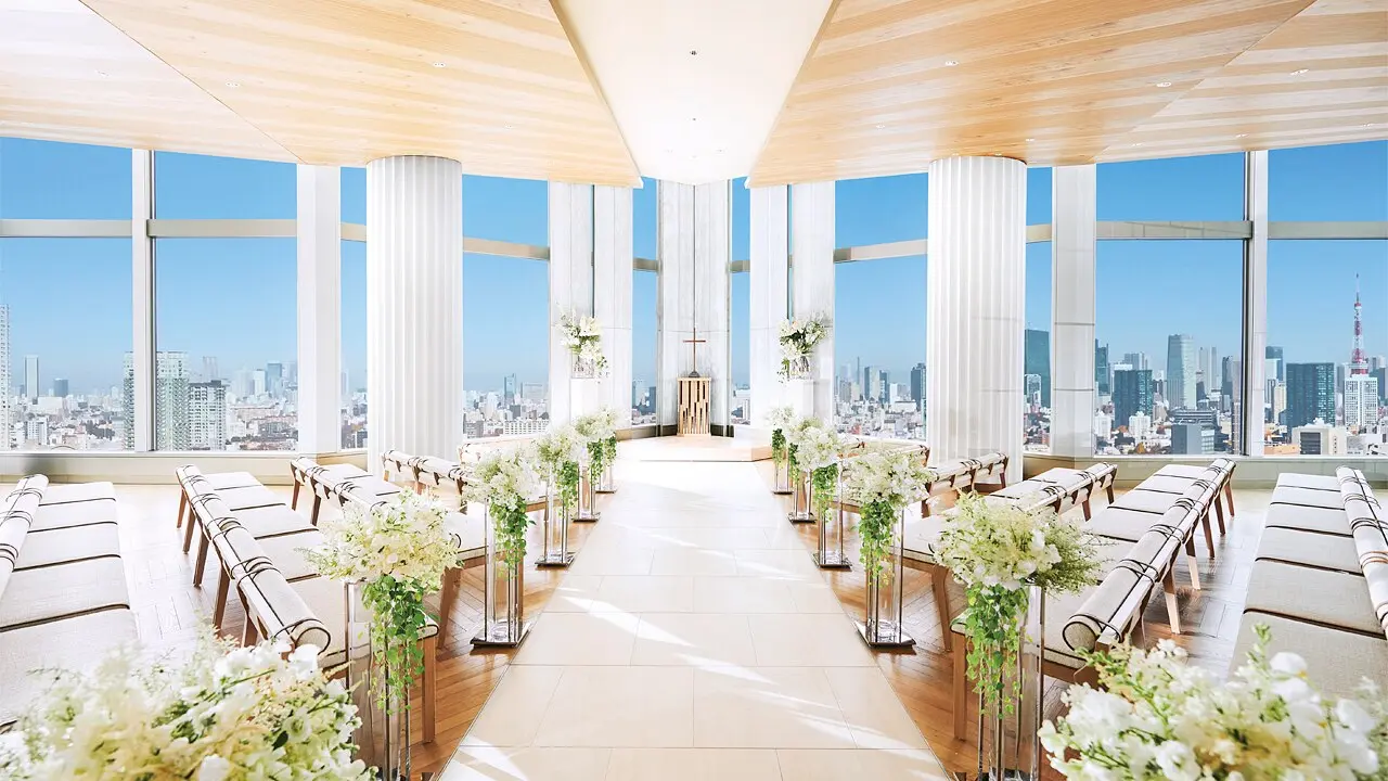 柔らかな自然光と弦楽四重奏の生演奏が、誓いの瞬間を美しく彩る