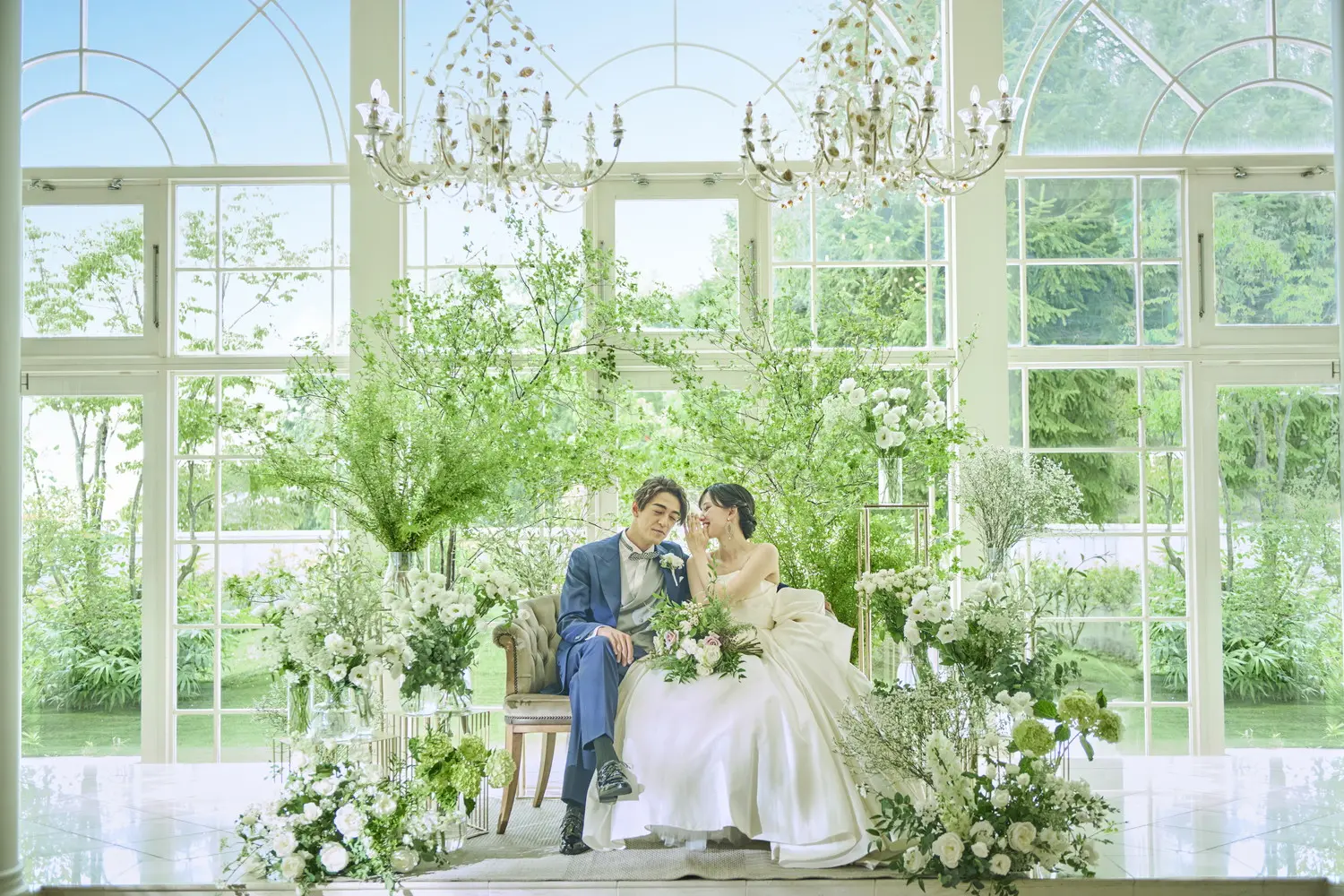 緑溢れる明るく開放感ある披露宴会場