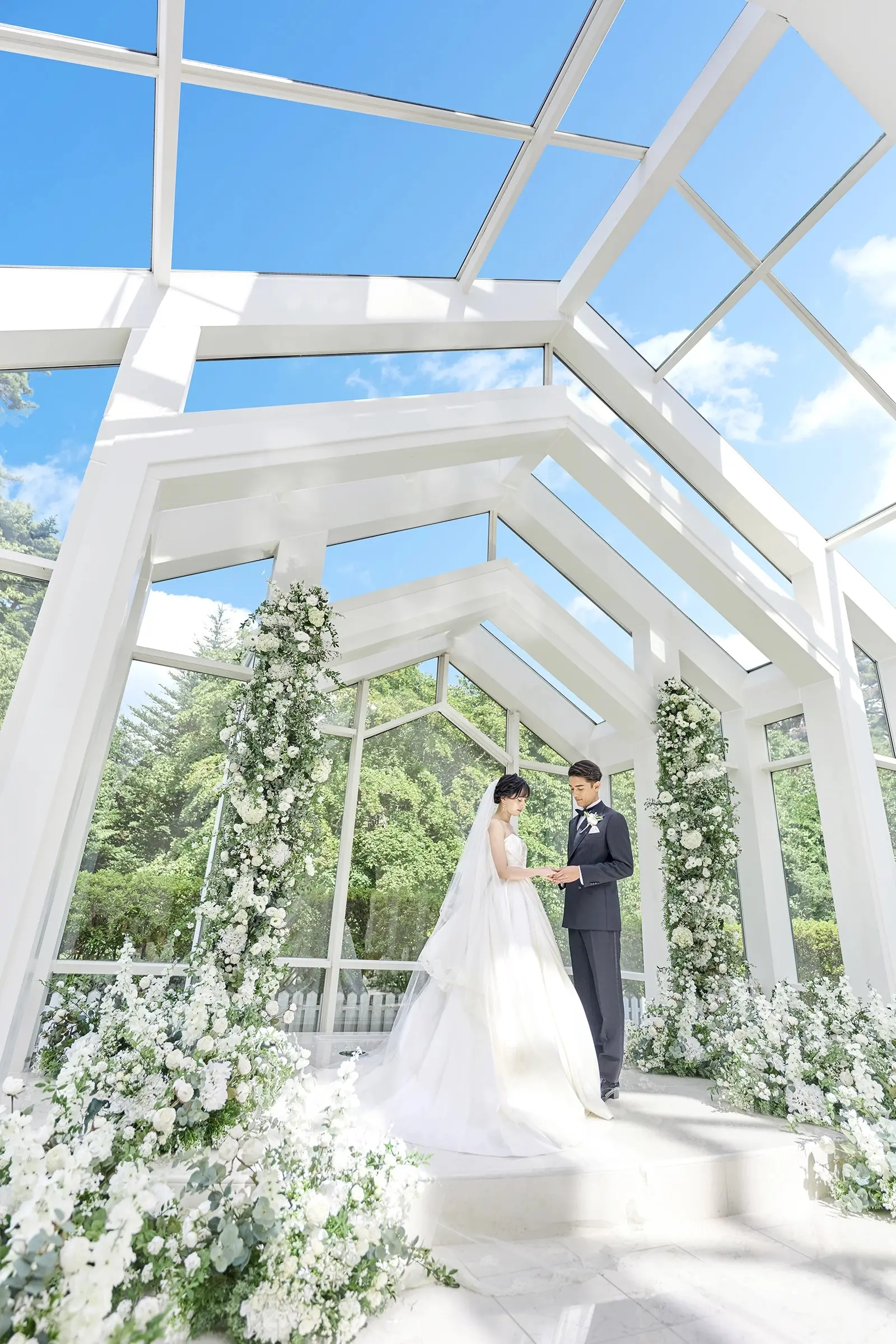 ガラス張りの祭壇の向こうには本物のj森が広がる圧巻のチャペル