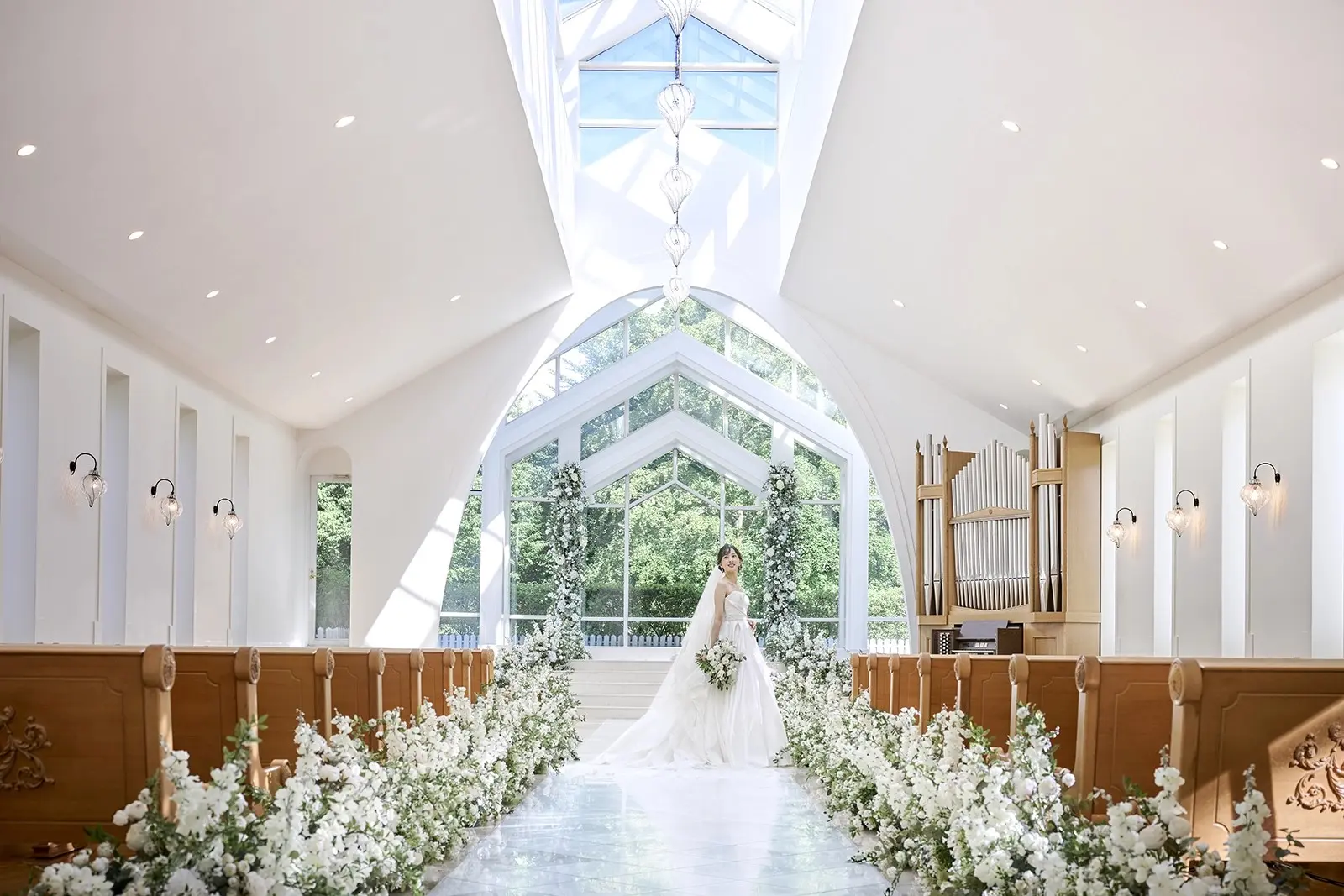 天窓からは花嫁を一番美しく輝かせる自然光がたっぷり降り注ぐ
