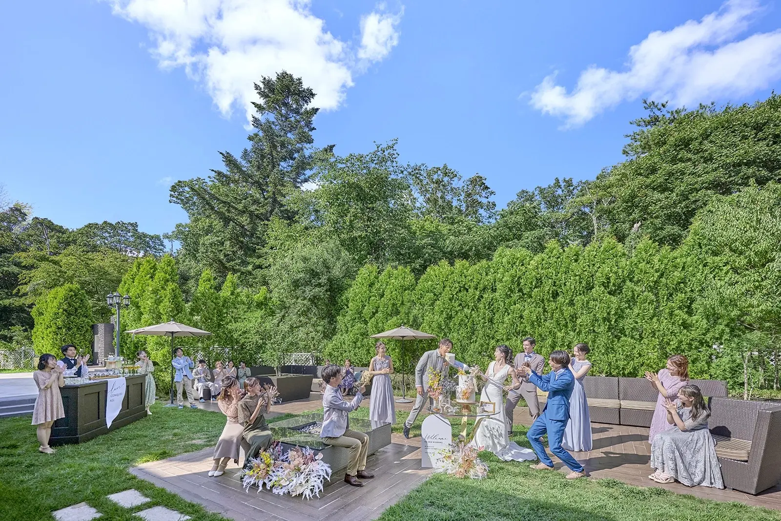 贅沢に広がるガーデンでのケーキセレモニーも盛り上がる演出に