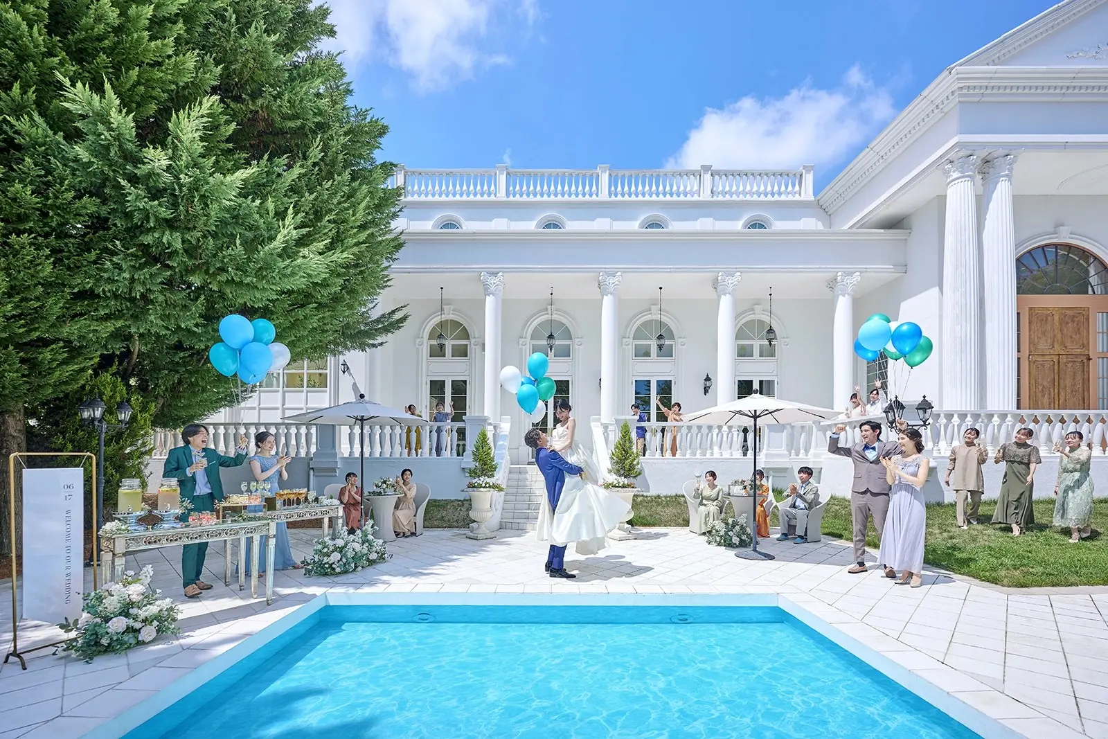 まるで映画のワンシーンのようにプールを囲んでのバルーン演出もおすすめ♪