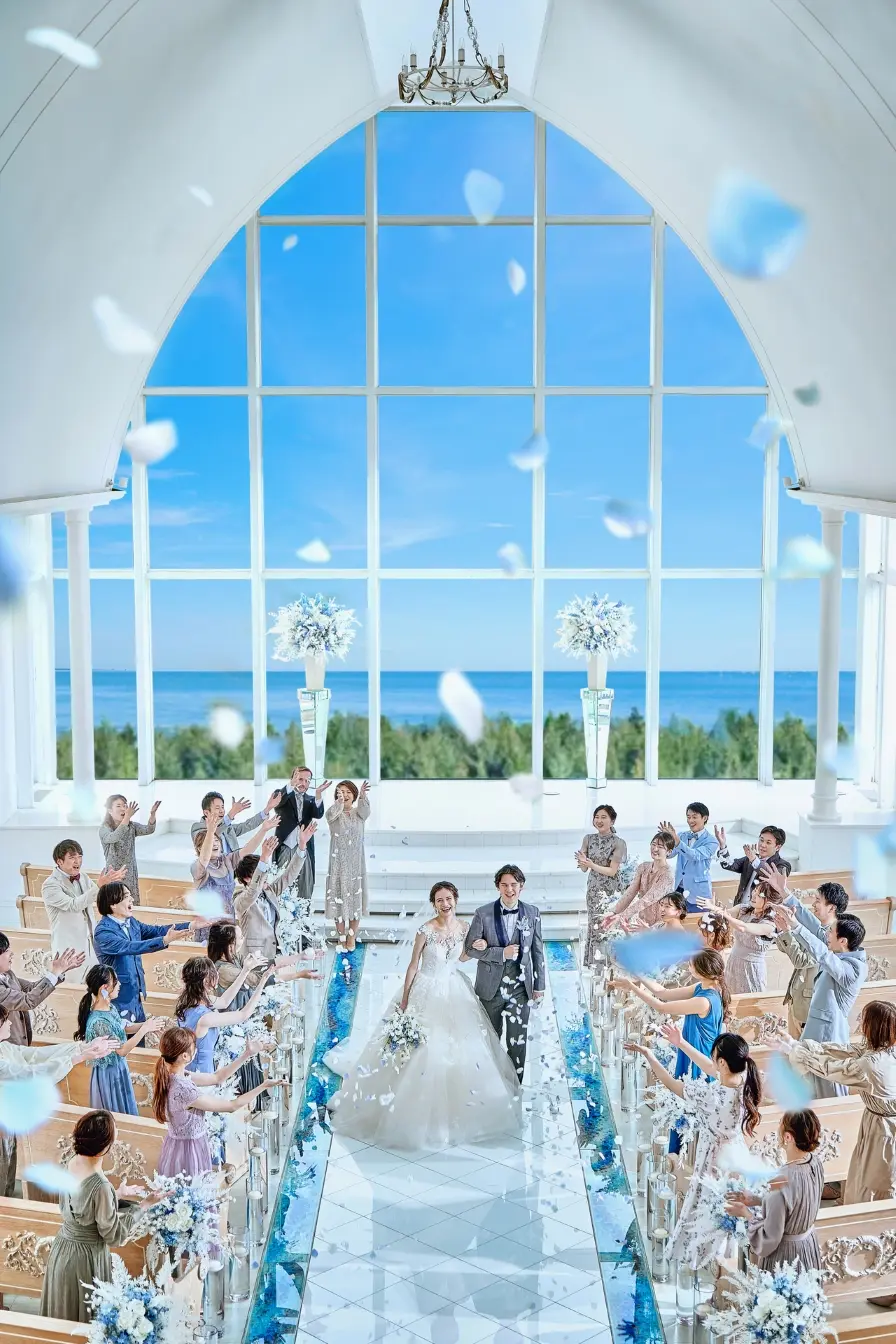 【祭壇の窓ガラスから望む絶景】たっぷりの光に包まれる