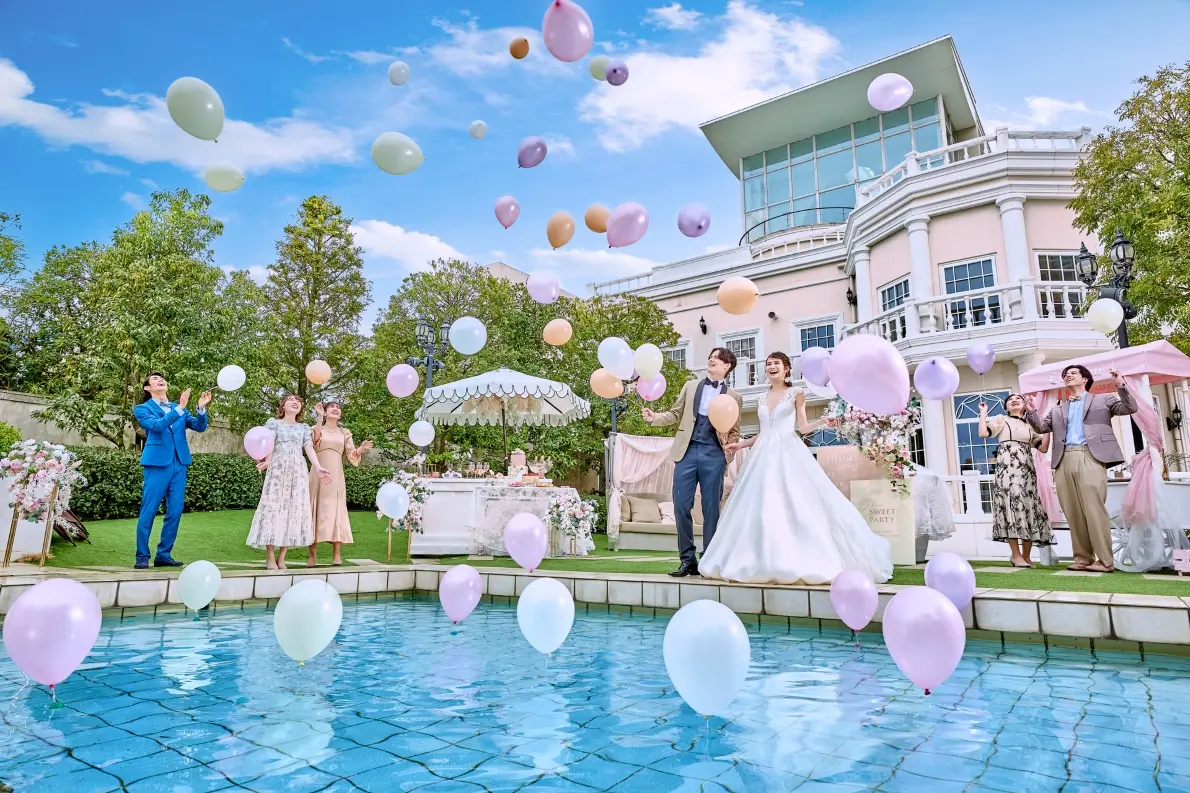 貸し切りの広大な空に飛んでいく無数のバルーン演出★