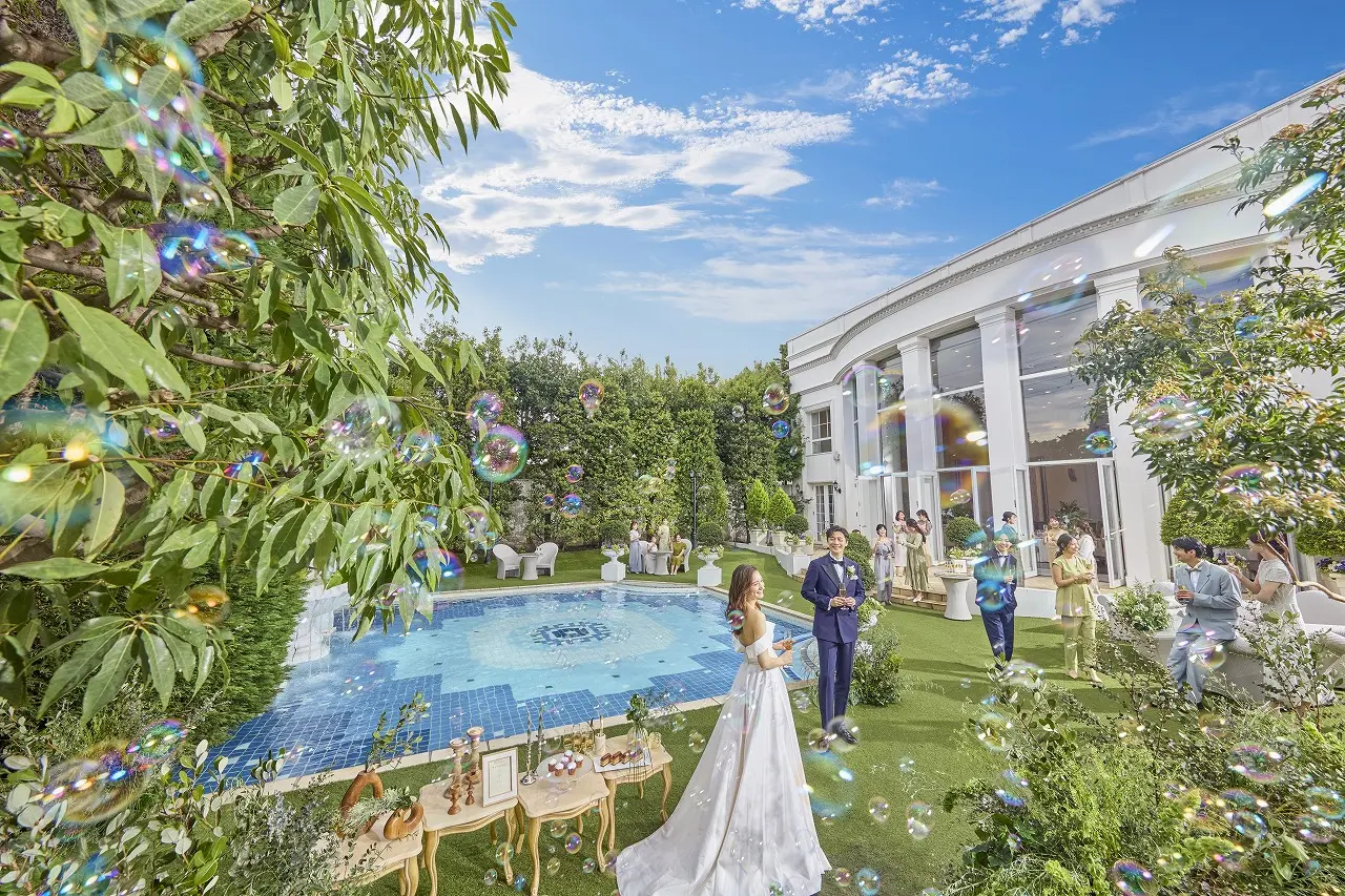 まるで海外ウエディングのよう。水と緑がきらめく非日常リゾート