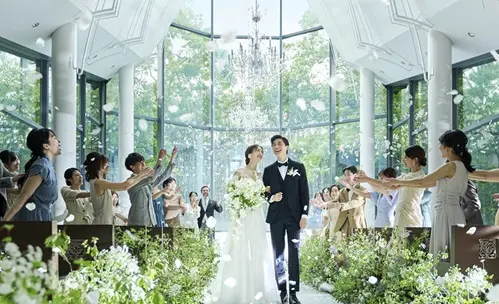 まるで外のような本物の緑に囲まれた宗教色が無いチャペル