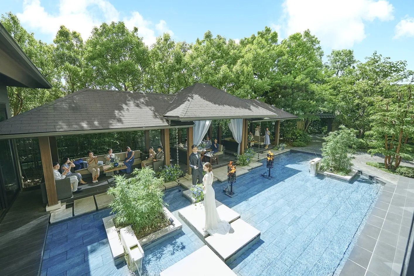 プール付の披露宴会場の専用ガーデン