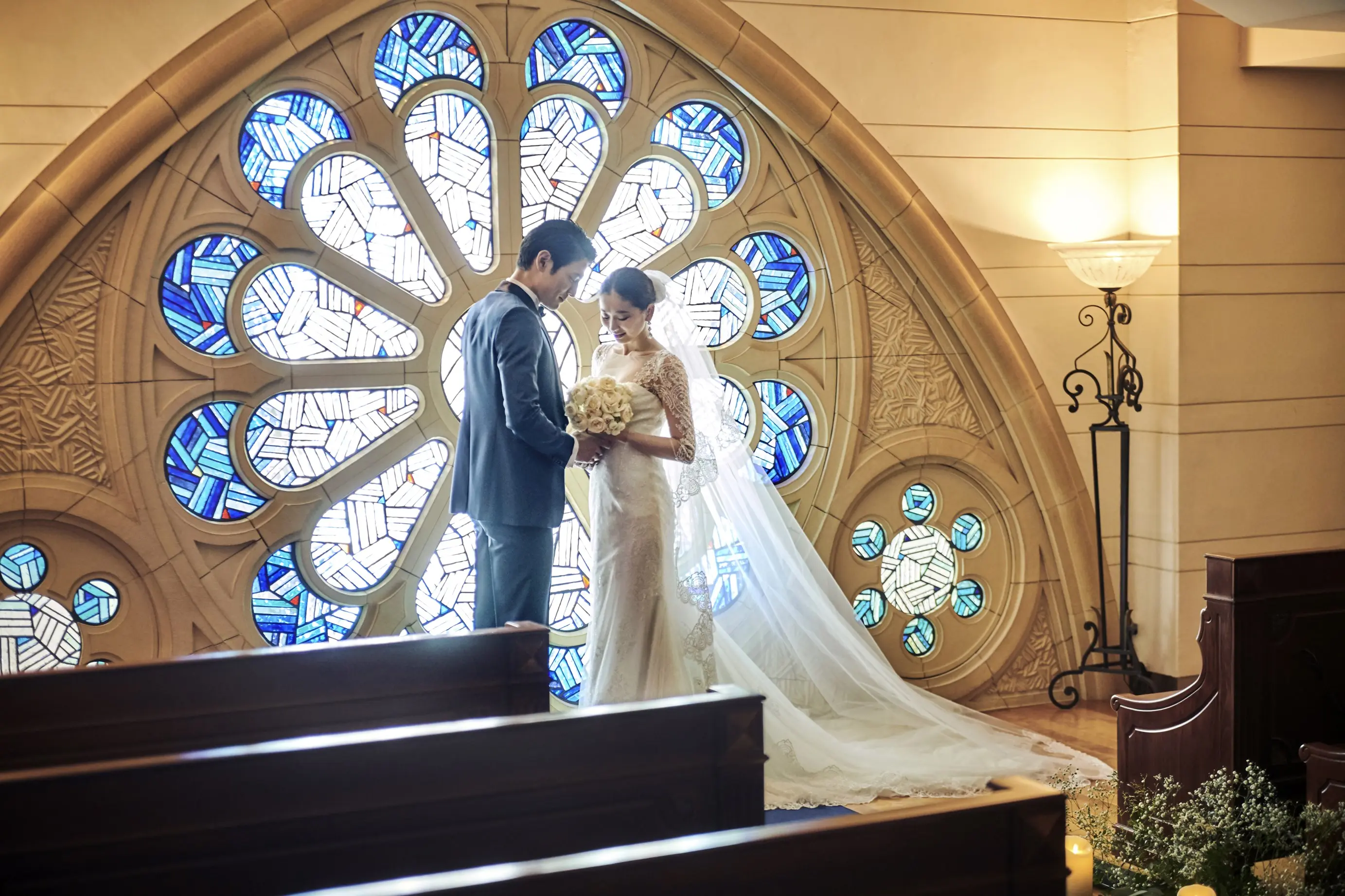 「青いバラ」をモチーフにラピスラズリという天然石で作られた幸せのステンドグラス。