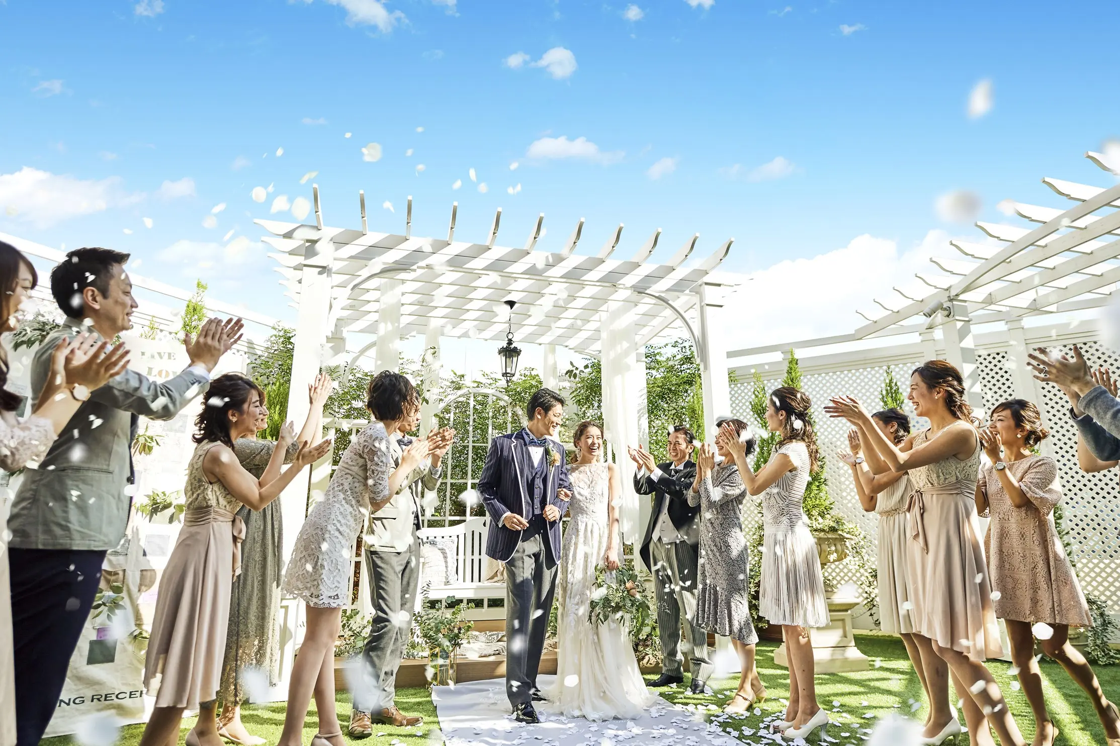 挙式後は、青空の下ゲストの祝福に包まれるフラワーシャワー。
