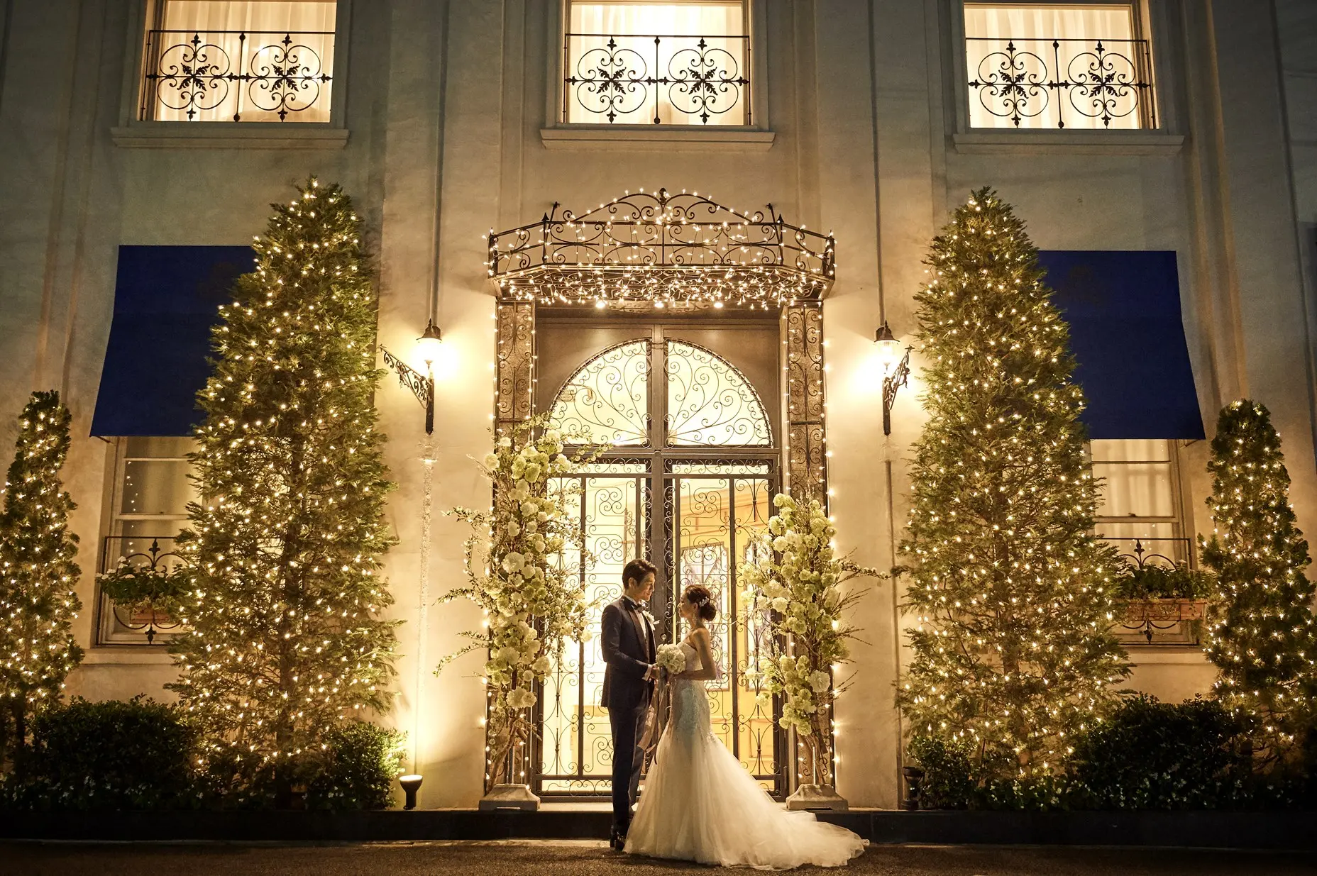 ライトアップされた外観で記念の1枚。夕方にかけてのトワイライトウェディングも人気。