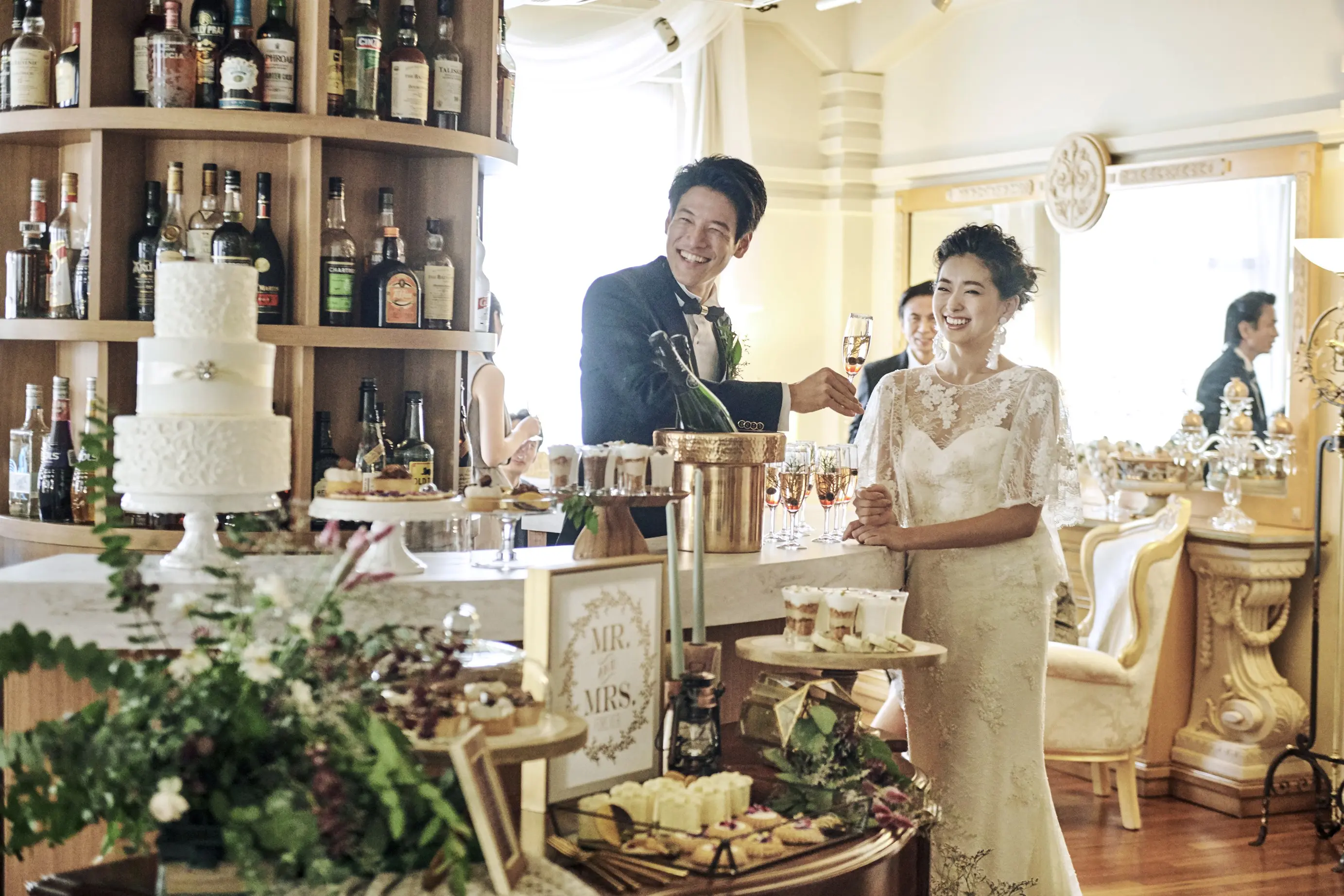 自然光溢れるかバーカウンター付のラウンジで、おもてなしがスタート。