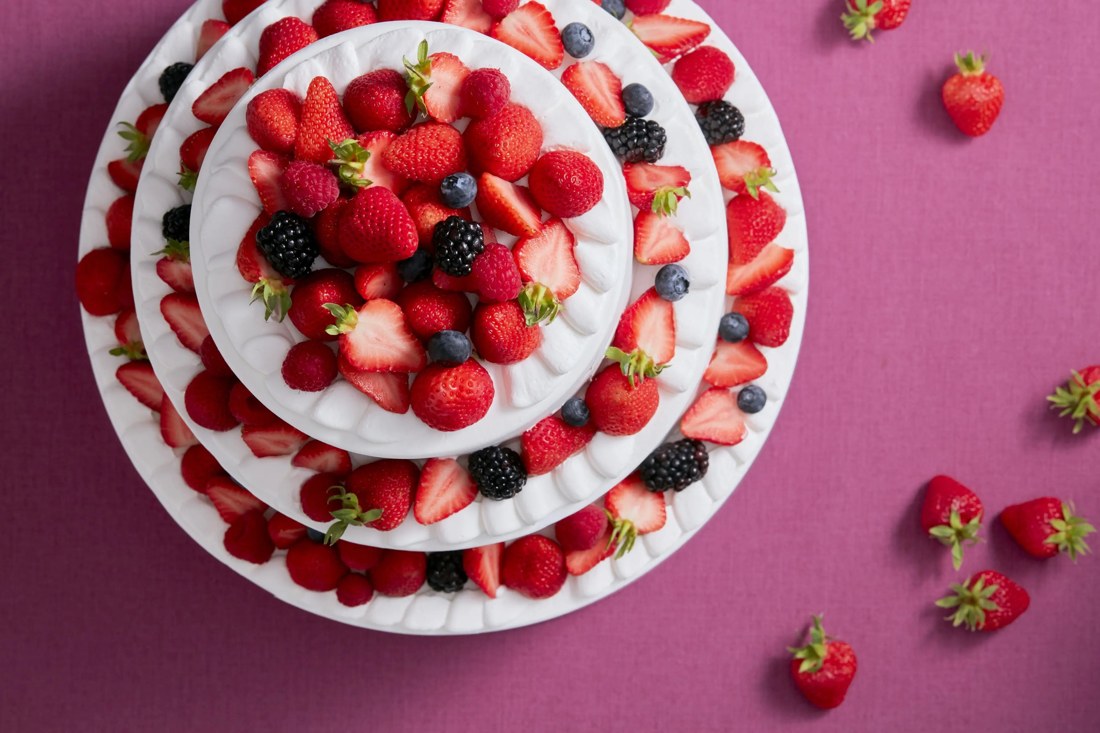 専属のパティシエがウェディングケーキもドレスや会場の雰囲気に合わせてコーディネート！