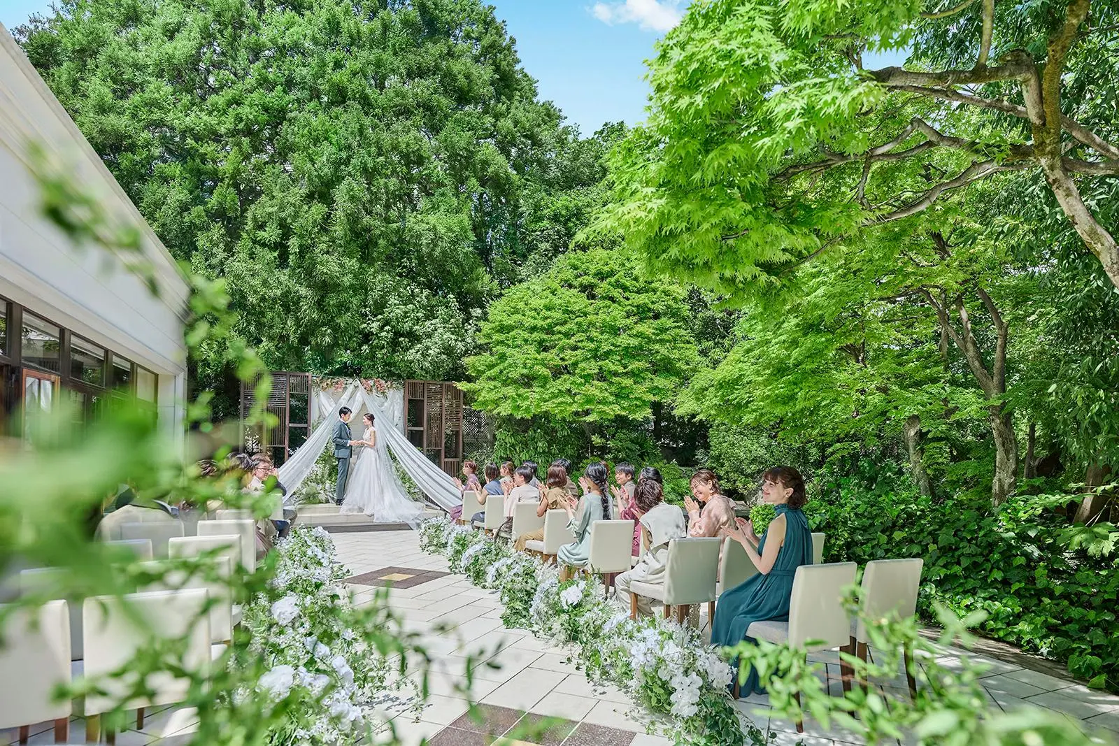 憧れの【ガーデン挙式】はまるで海外のよう！