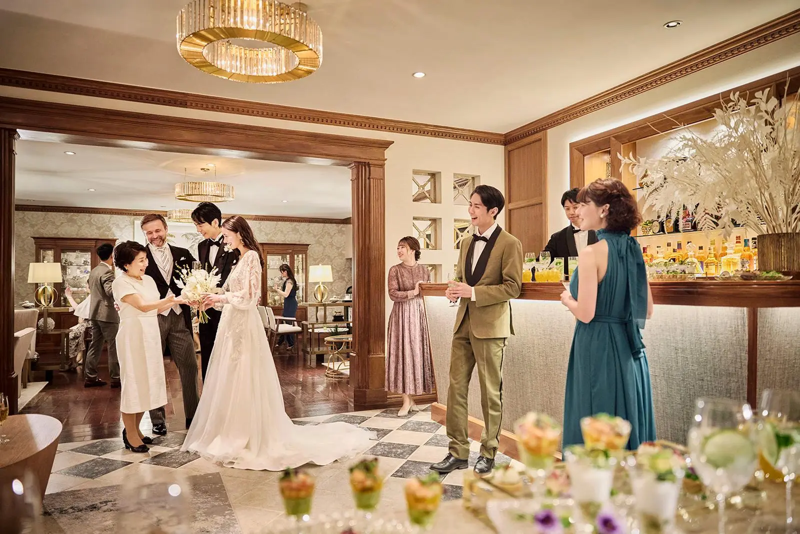 ゲストをおもてなしする為に作られた【VIPラウンジ】バーでのドリンクやピンチョスを愉しむ