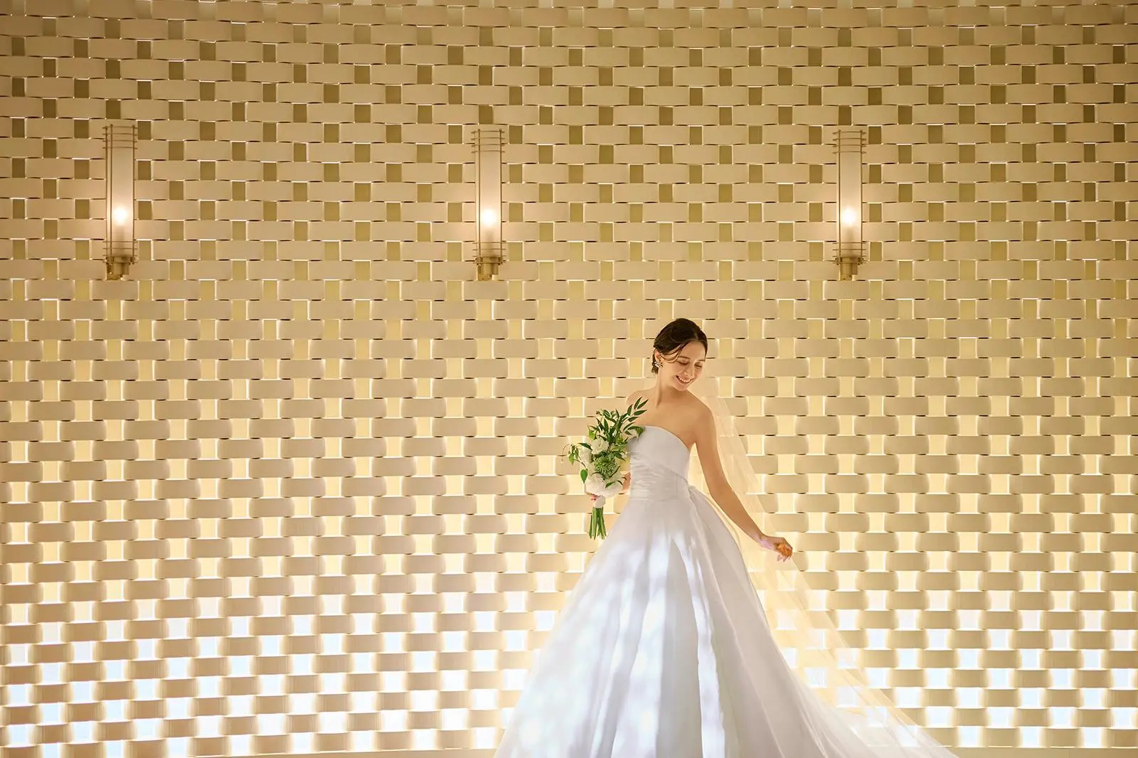 チャペルでの前撮りは大人気。光の演出が実現可能。