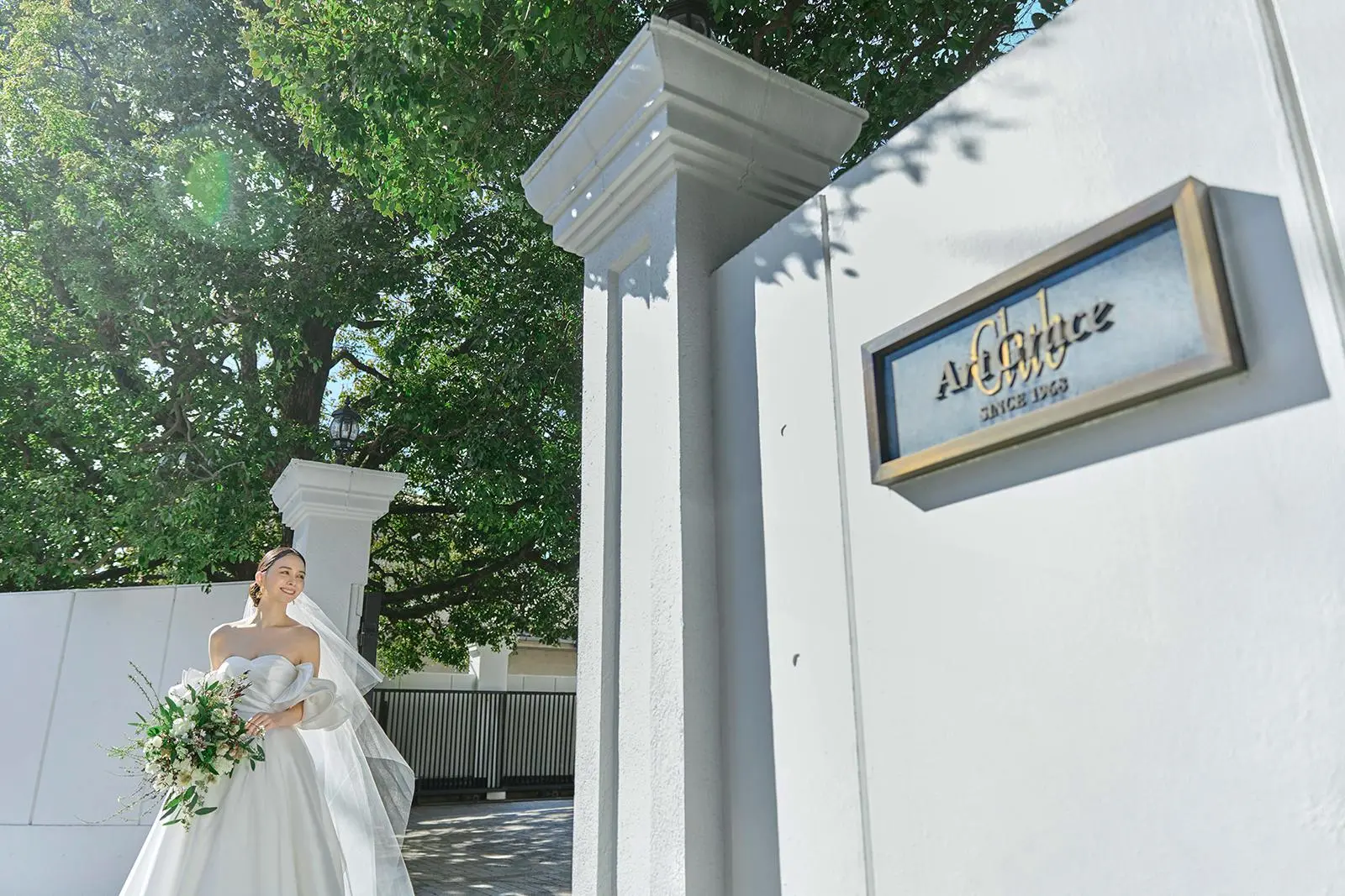 ゲートを潜るとそこは緑と水と光溢れる白亜の邸宅。