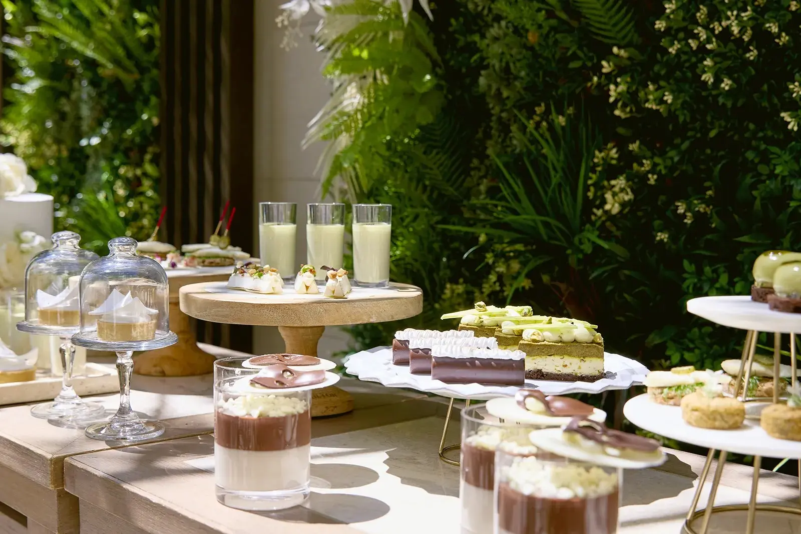 大聖堂に隣接するプライベートガーデンが魅力。映えと利便性を両立するここにしかない空間