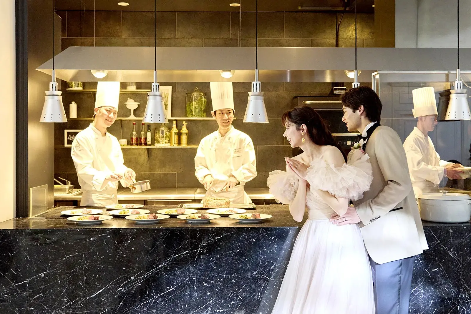 オープンキッチンを使って五感を楽しみながらおもてなし。シェフからのフランベショーの演出も