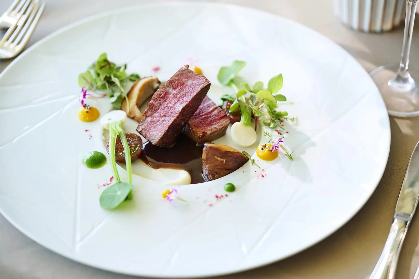 食材の中でも、特にメイン料理としてお肉に選定には強いこだわりを持ち、総料理長自ら厳選