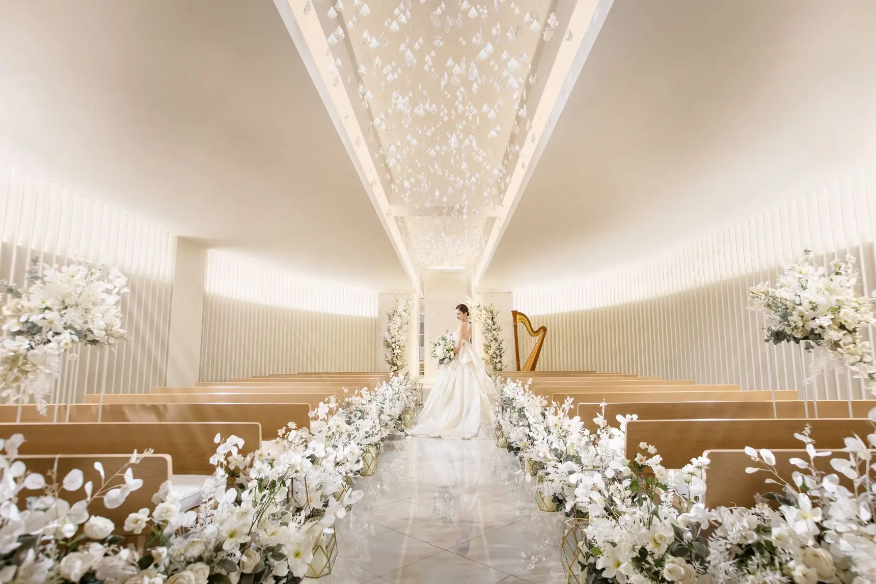 1000個のスワロフスキーのクリスタル煌めく、透明感溢れるここにしかない誓いの空間