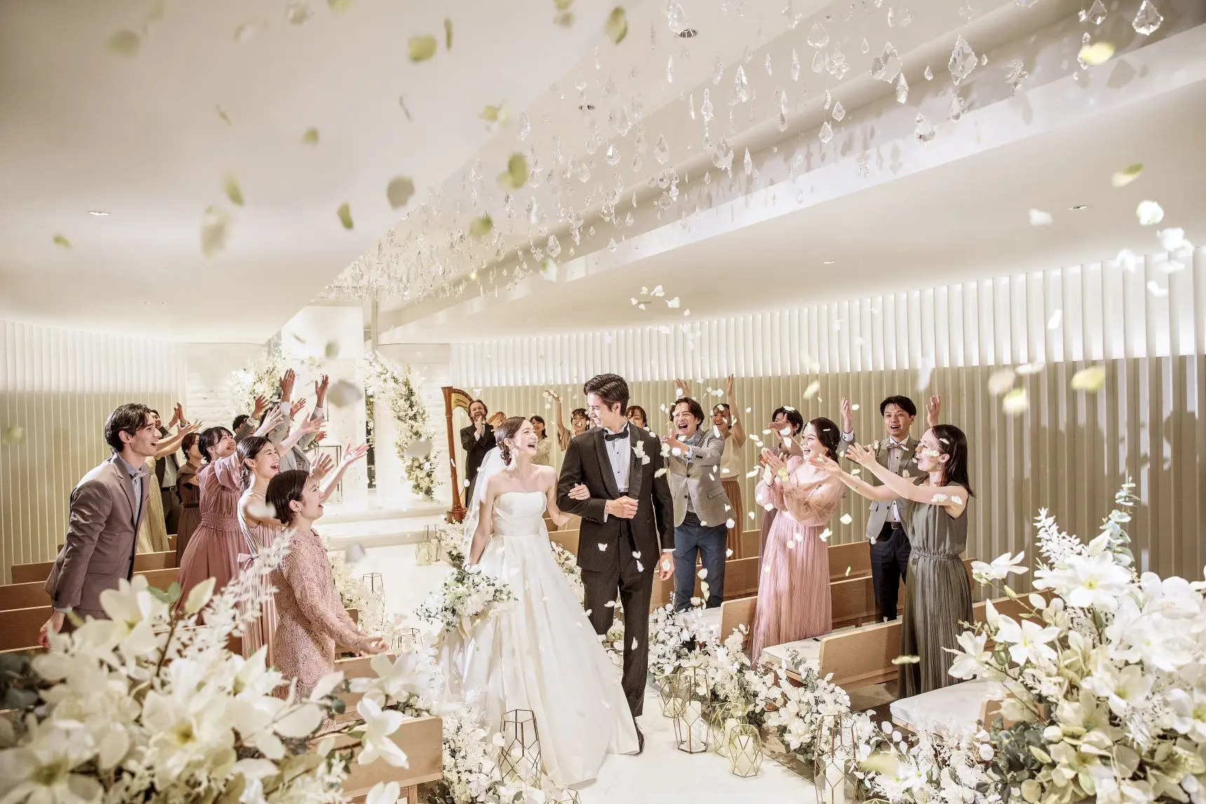 大理石のバージンロードとクリスタルが輝くチャペルが誓いの舞台