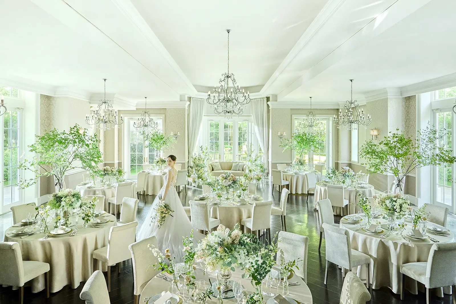 柔らかな光と緑に囲まれた純白の空間で透明感溢れるパーティーを