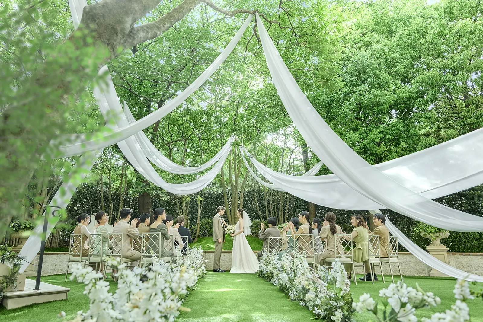 緑と祝福に包まれるガーデン挙式