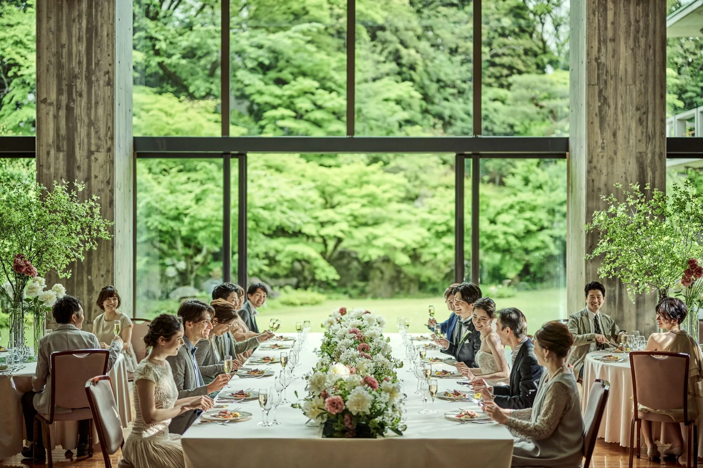大きな窓から目の前に2,000坪の庭園の四季の彩りが広がり、都心にいることを忘れてしまいそうな開放感