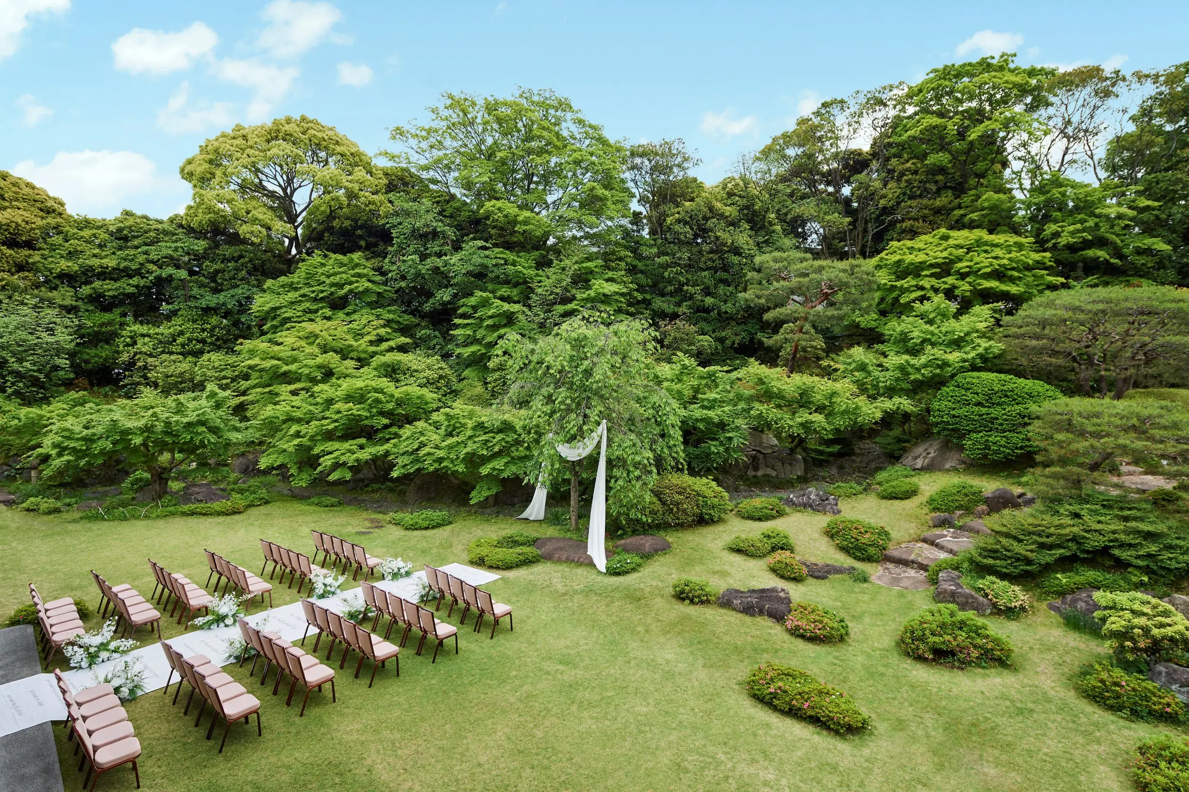 120名まで着席可能。  広大な庭園でたくさんの祝福に包まれるガーデン挙式