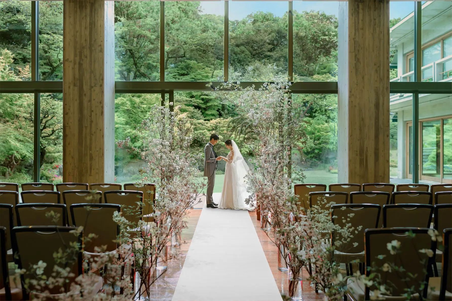 選べる挙式スタイルで、天候によらず緑に包まれた挙式が叶う。ふたりの門出にふさわしい上質な空間
