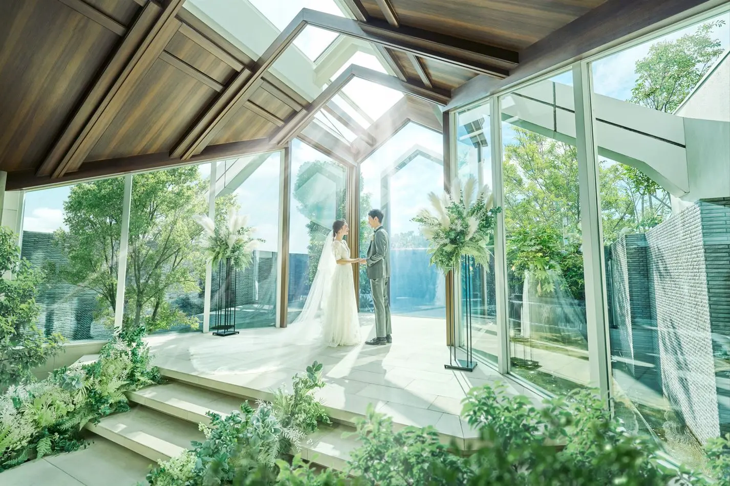 高台から望む緑豊かな自然に包まれて、アットホームな誓いを