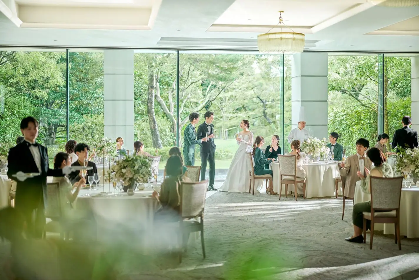 窓一面に緑広がる邸宅。寛ぎに包まれた至福のひとときをここで