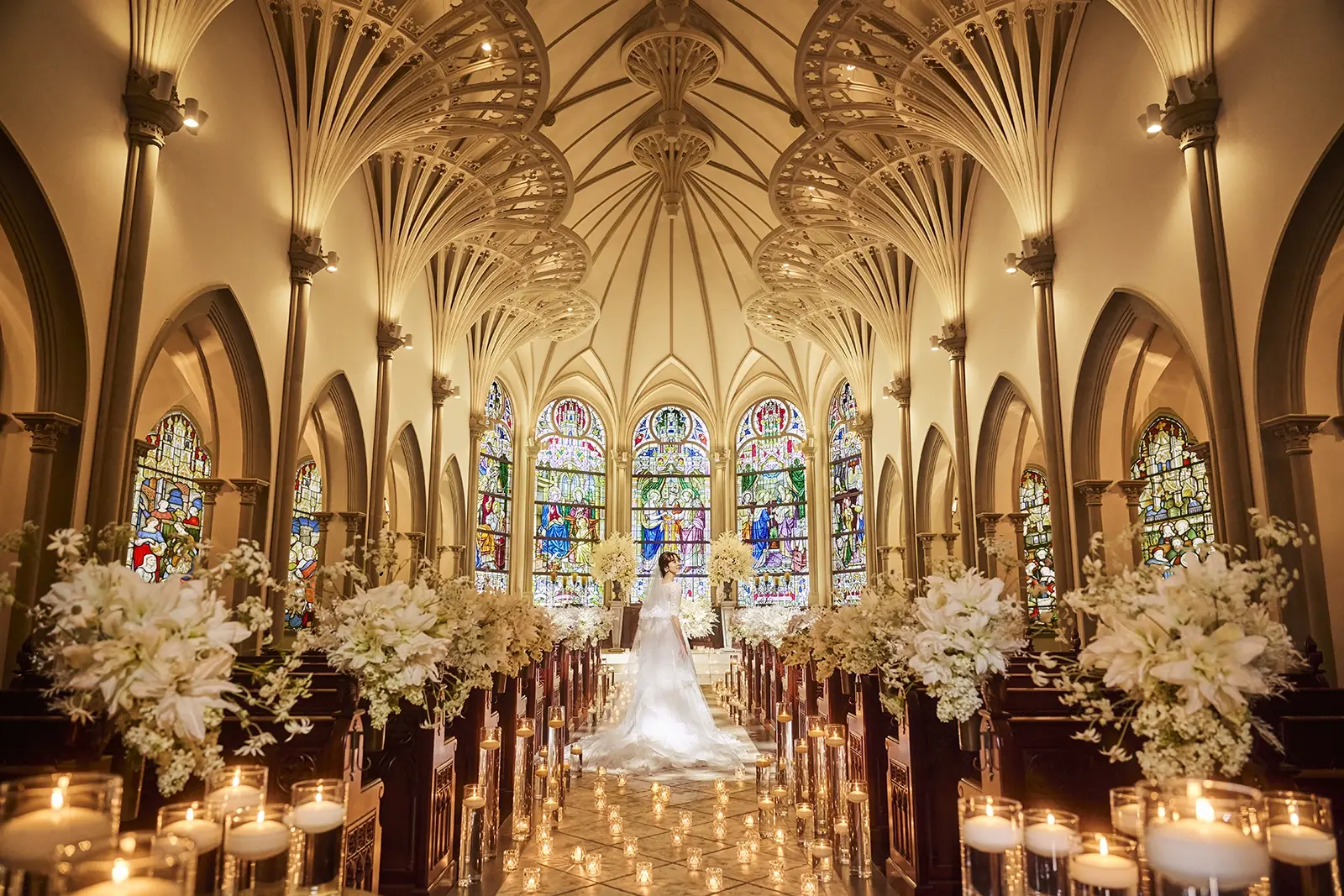 訪れた瞬間から魅了される160名収容の大聖堂挙式