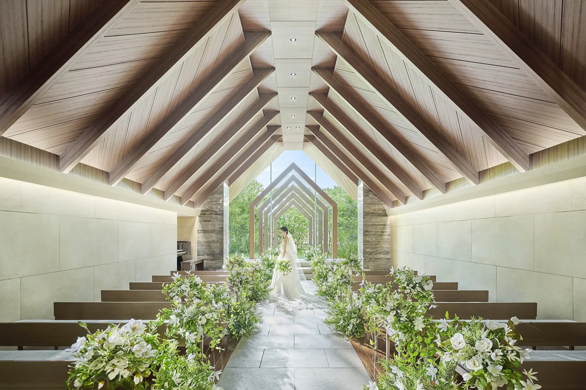 木や石といった自然素材に包まれたあたたかみのある上質チャペル