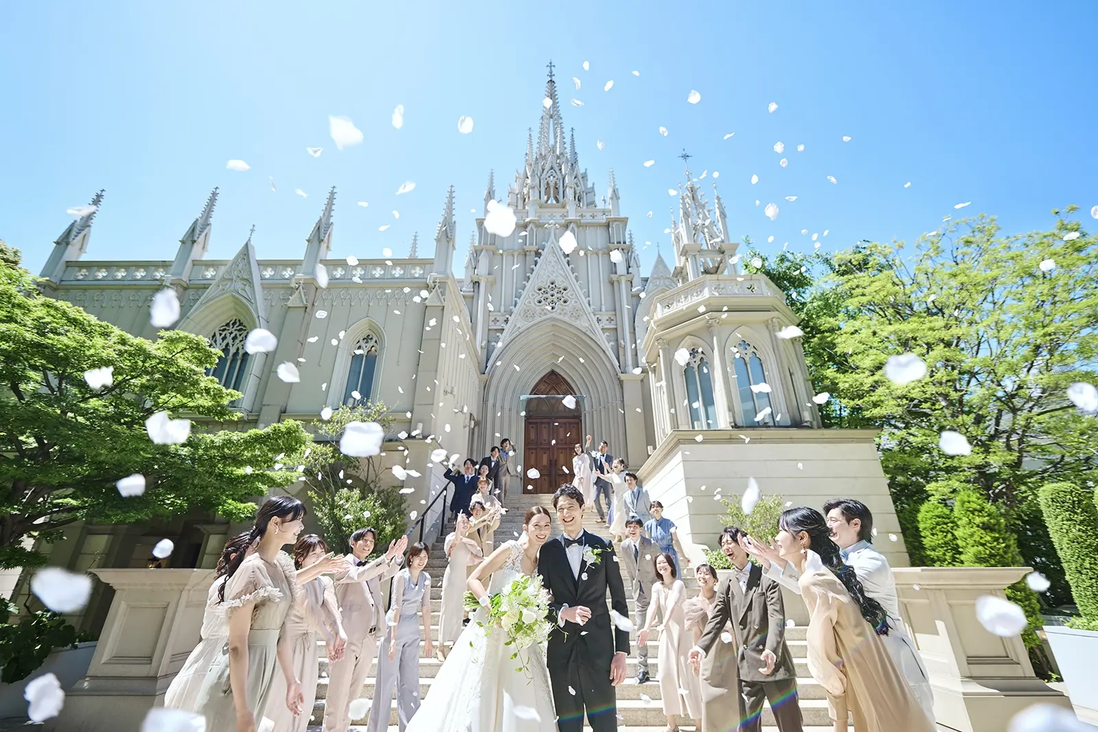 憧れの大階段でフラワーシャワー