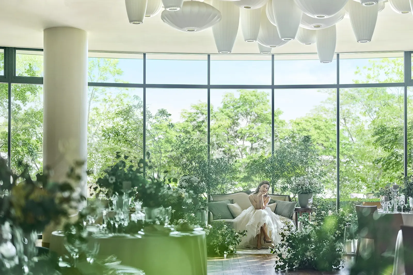 陽光が降り注ぐ専用テラス、扇形の会場はゲスト同士の距離が近いのが魅力のバンケット